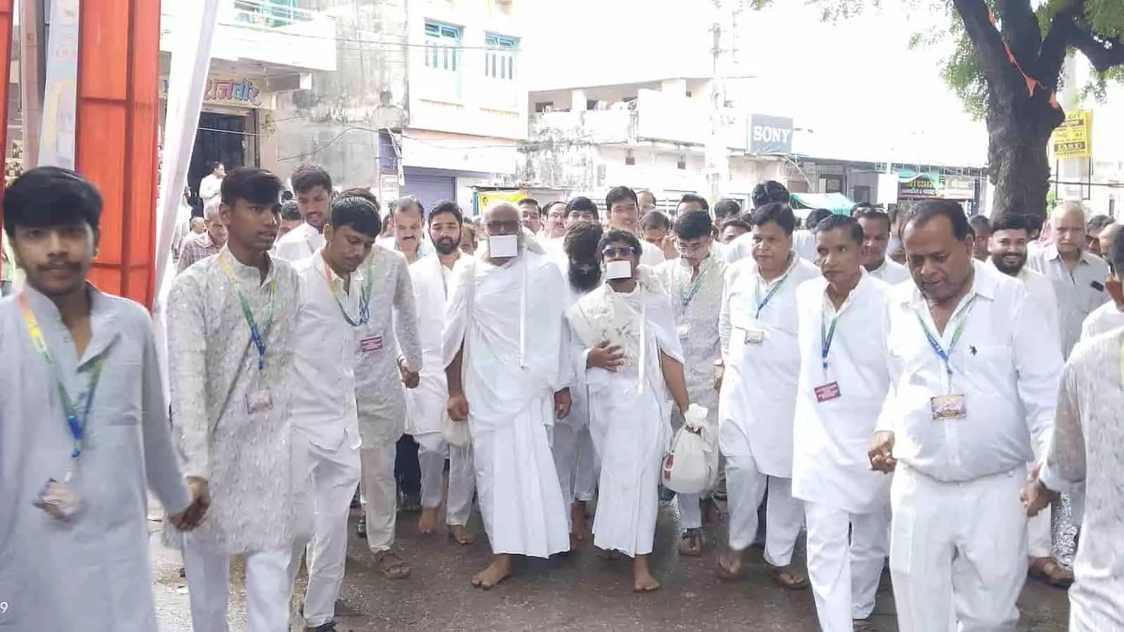 खेरोदा कस्बे में गुरुदेव कोमल मुनि म.सा. का श्रद्धालुओं के साथ मंगल प्रवेश दृश्य। खेरोदा कस्बे में गुरुदेव कोमल मुनि म.सा. का श्रद्धालुओं के साथ मंगल प्रवेश दृश्य।