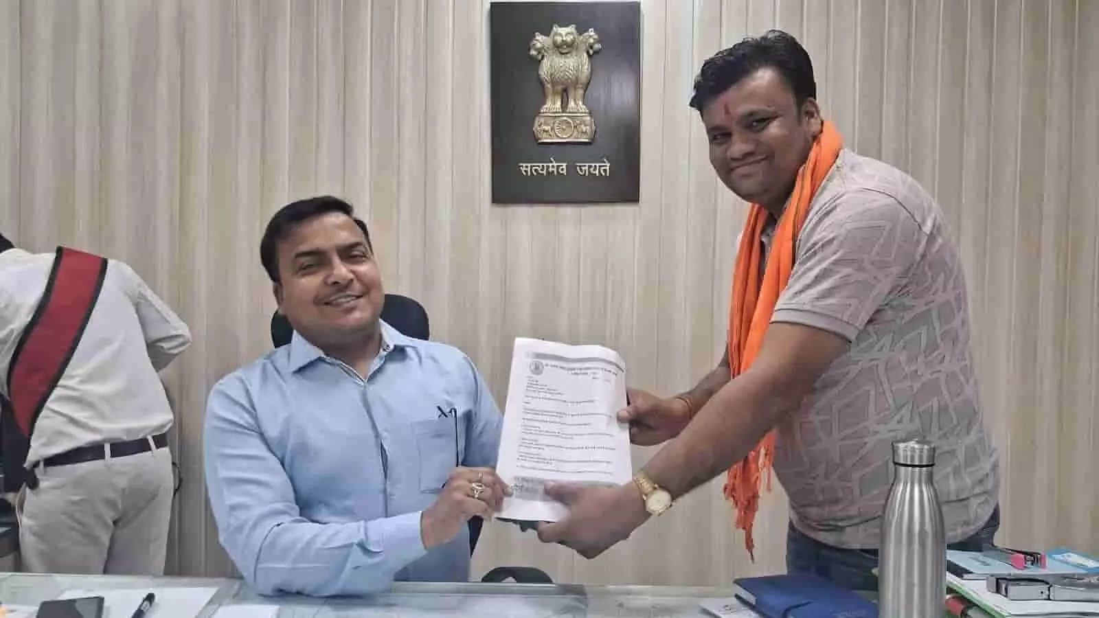 तस्वीर में राहुल गोयल एडीएम सुदर्शन सिंह तोमर को गंगापुर सिटी की समस्याओं का ज्ञापन सौंप रहे हैं। तस्वीर में राहुल गोयल एडीएम सुदर्शन सिंह तोमर को गंगापुर सिटी की समस्याओं का ज्ञापन सौंप रहे हैं।