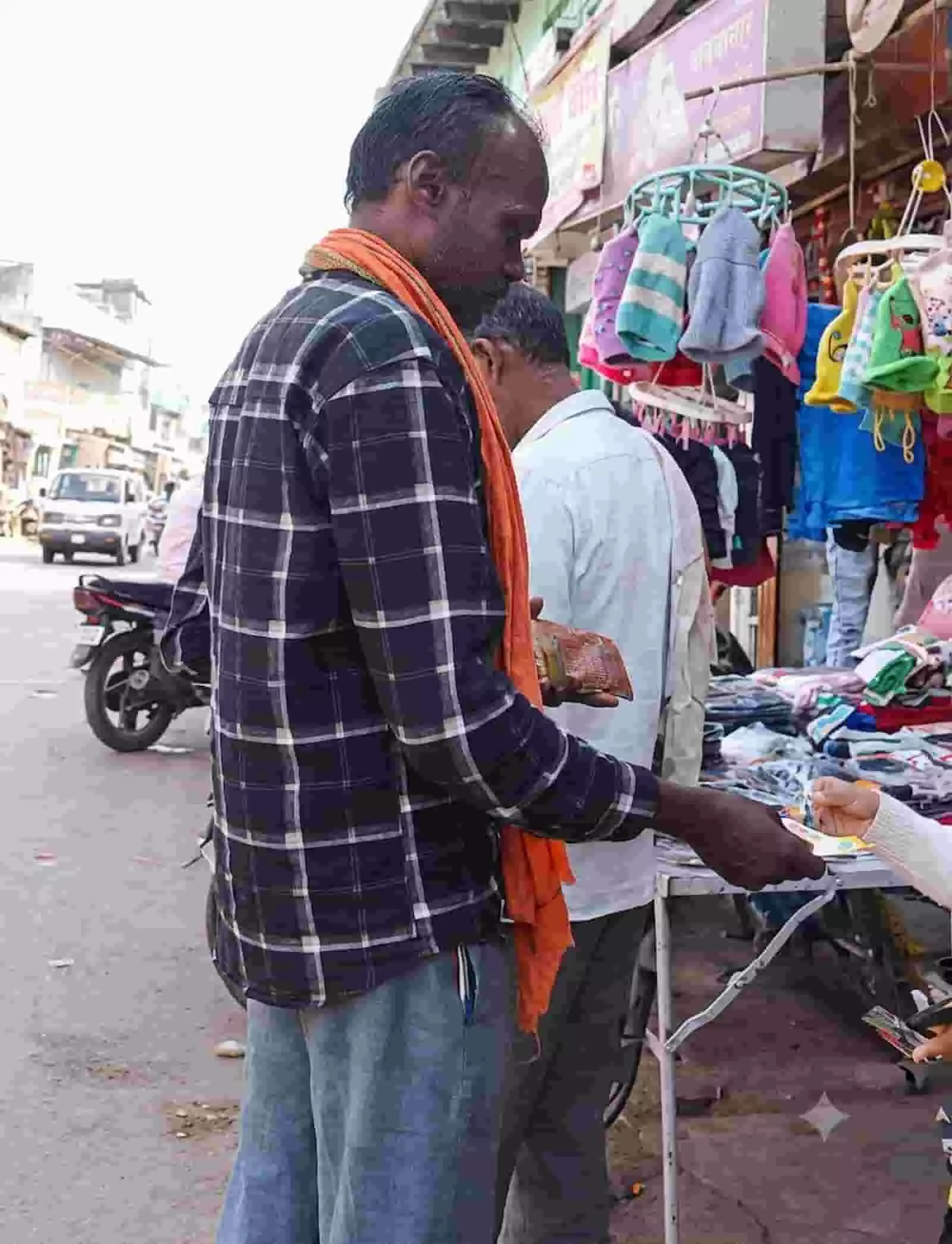 तस्वीर में बाजार क्षेत्र के पास सड़क किनारे खड़े दो पुरुष दिख रहे हैं। तस्वीर में बाजार क्षेत्र के पास सड़क किनारे खड़े दो पुरुष दिख रहे हैं।