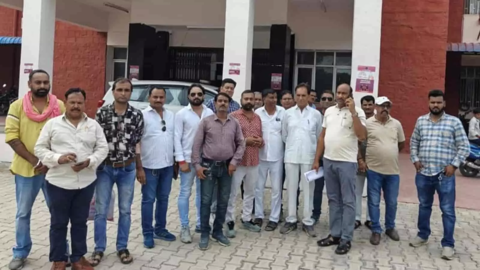 बारां जिला कलेक्टर कार्यालय के बाहर खड़े जिला कॉन्ट्रक्टर एसोसिएशन के सदस्य और संवेदक।