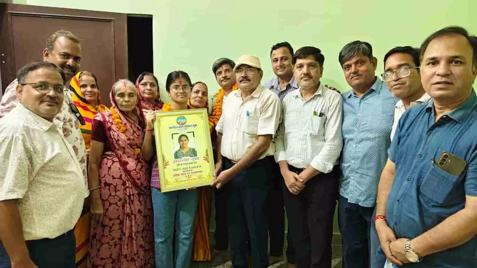 तस्वीर में खण्डेलवाल सोशल ग्रुप के सदस्य नीट 2026 में सफल छात्रा अनन्या गुप्ता को सम्मानित करते दिख रहे हैं। तस्वीर में खण्डेलवाल सोशल ग्रुप के सदस्य नीट 2026 में सफल छात्रा अनन्या गुप्ता को सम्मानित करते दिख रहे हैं।