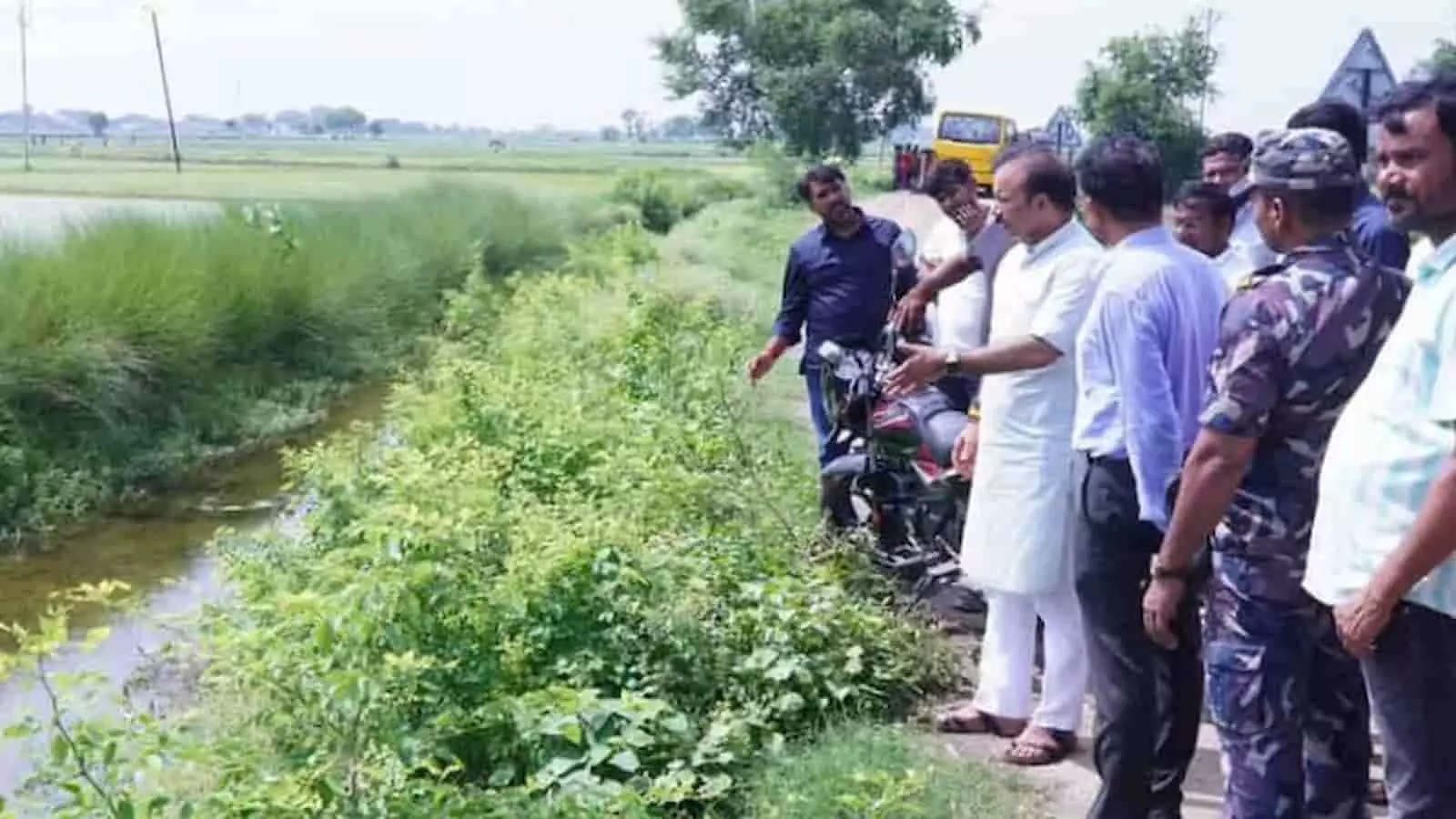 विधायक सुशील सिंह अधिकारियों और ग्रामीणों के साथ चंदौली में नहर का निरीक्षण कर रहे हैं। विधायक सुशील सिंह अधिकारियों और ग्रामीणों के साथ चंदौली में नहर का निरीक्षण कर रहे हैं।