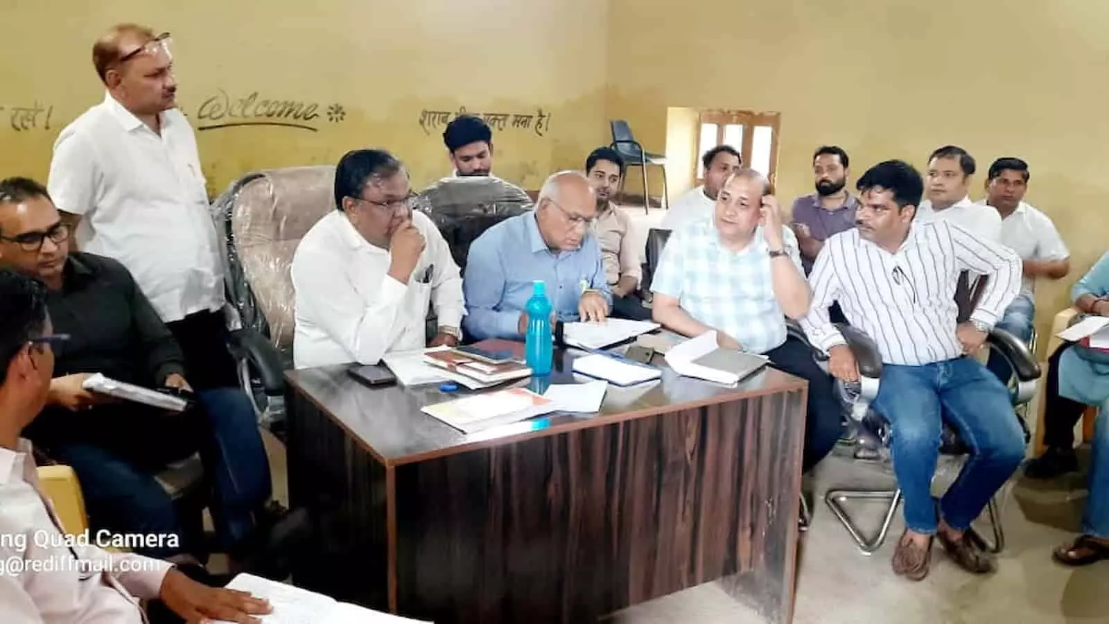 तस्वीर में डीग में बैठक के दौरान चिकित्सा अधिकारी और स्वास्थ्य कर्मी नजर आ रहे हैं। तस्वीर में डीग में बैठक के दौरान चिकित्सा अधिकारी और स्वास्थ्य कर्मी नजर आ रहे हैं।