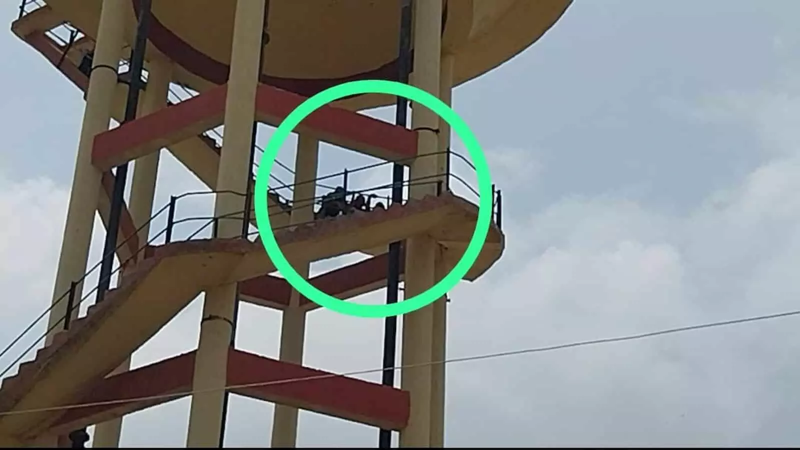 तस्वीर में डीग के बहज गांव में पानी की टंकी पर चढ़कर विरोध प्रदर्शन करते ग्रामीण दिख रहे हैं। तस्वीर में डीग के बहज गांव में पानी की टंकी पर चढ़कर विरोध प्रदर्शन करते ग्रामीण दिख रहे हैं।
