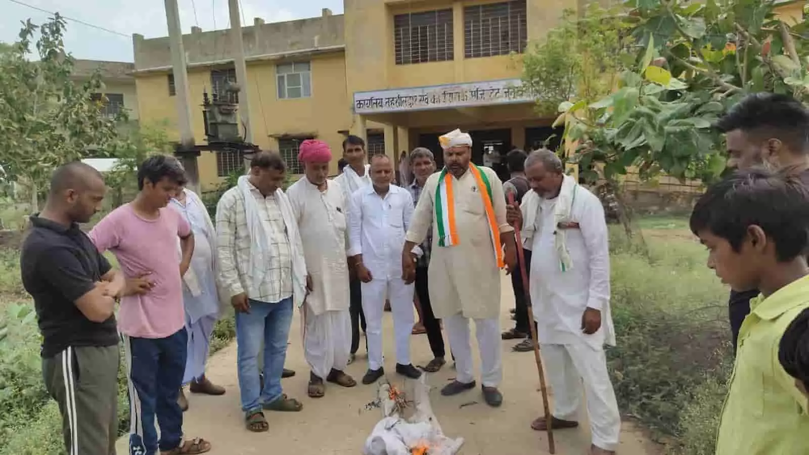 तस्वीर में डीग में पुतला दहन करते हुए कांग्रेस कार्यकर्ता नजर आ रहे हैं। तस्वीर में डीग में पुतला दहन करते हुए कांग्रेस कार्यकर्ता नजर आ रहे हैं।