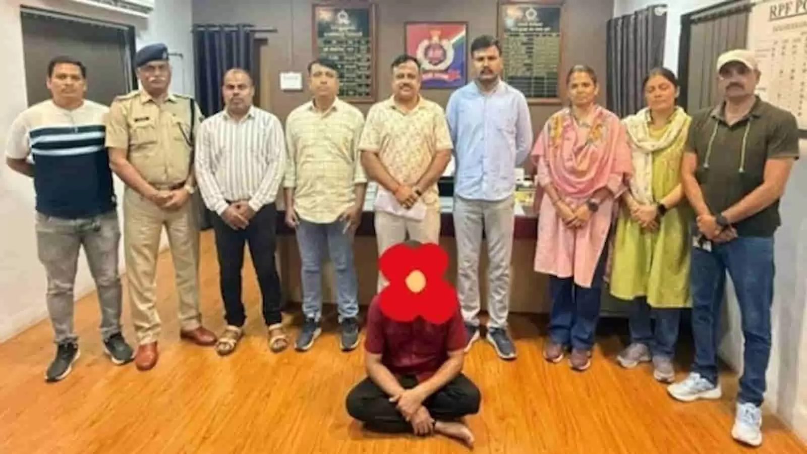 तस्वीर में आरपीएफ अधिकारी और पुलिसकर्मी एक संदिग्ध के साथ कार्यालय में खड़े हैं। तस्वीर में आरपीएफ अधिकारी और पुलिसकर्मी एक संदिग्ध के साथ कार्यालय में खड़े हैं।