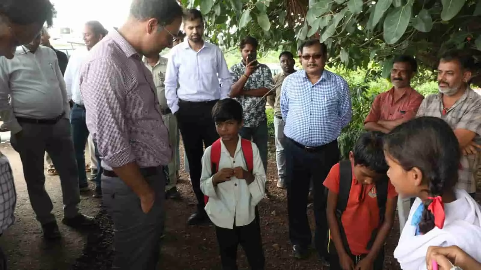 तस्वीर में कटनी कलेक्टर आशीष तिवारी सड़क किनारे खड़े होकर स्कूली बच्चों से बातचीत कर रहे हैं। तस्वीर में कटनी कलेक्टर आशीष तिवारी सड़क किनारे खड़े होकर स्कूली बच्चों से बातचीत कर रहे हैं।