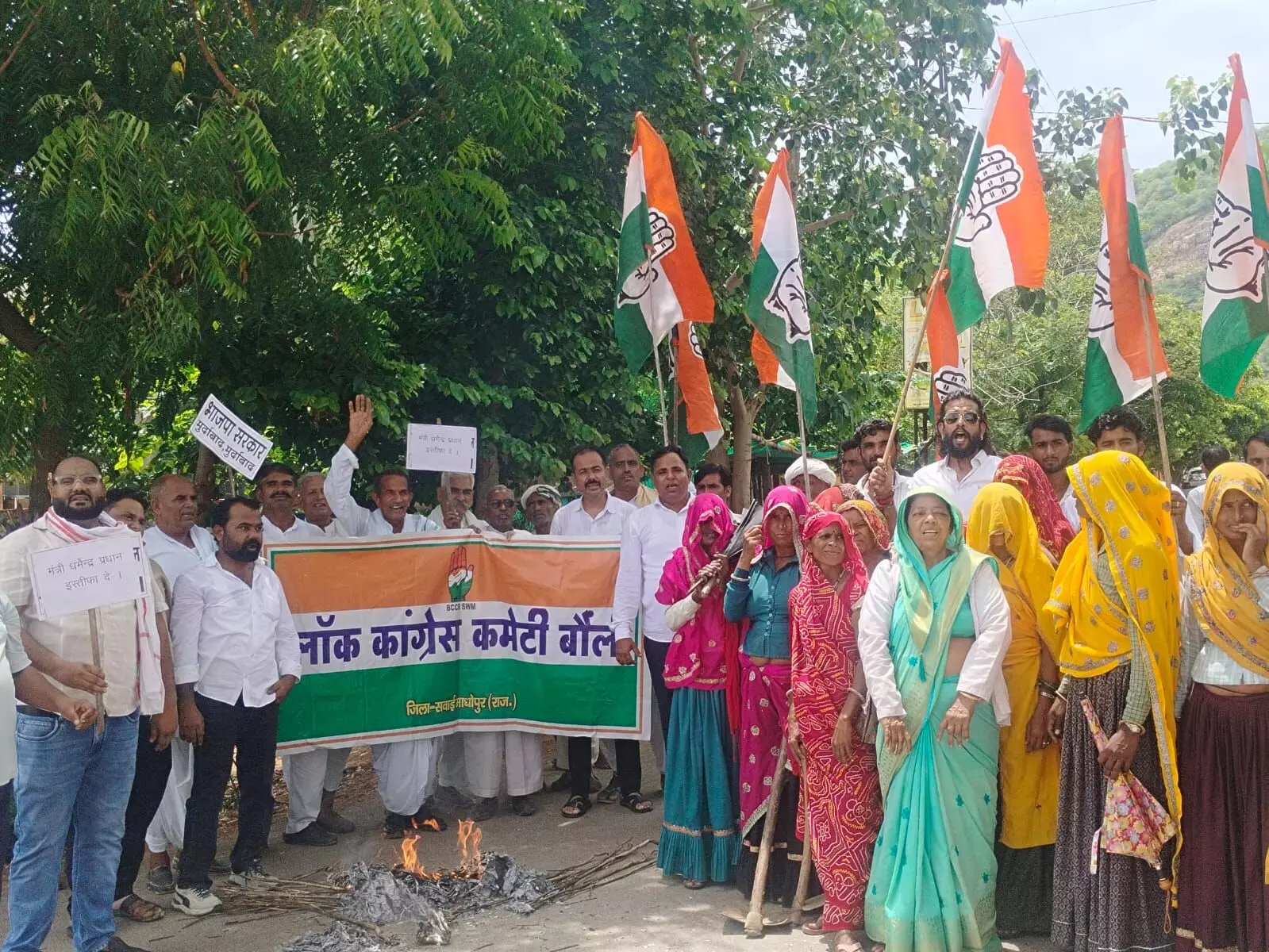तस्वीर में कांग्रेस कार्यकर्ता बोली में नीट पेपर लीक के खिलाफ प्रदर्शन करते दिख रहे हैं। तस्वीर में कांग्रेस कार्यकर्ता बोली में नीट पेपर लीक के खिलाफ प्रदर्शन करते दिख रहे हैं।