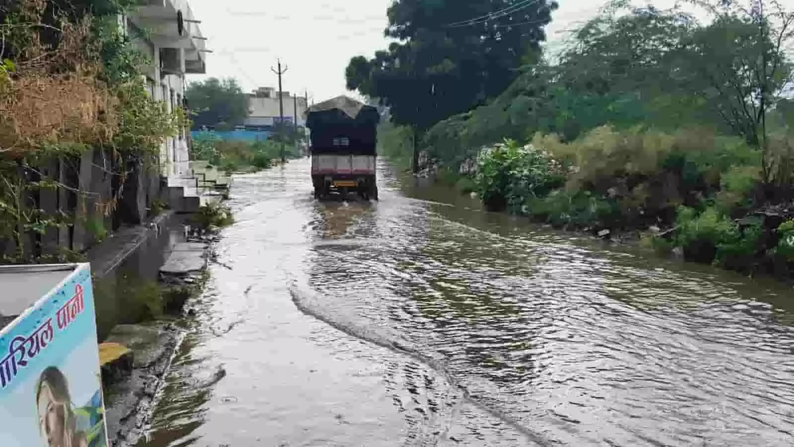तस्वीर में आमेट की एक सड़क पर बारिश का पानी भरा हुआ दिखाई दे रहा है।
