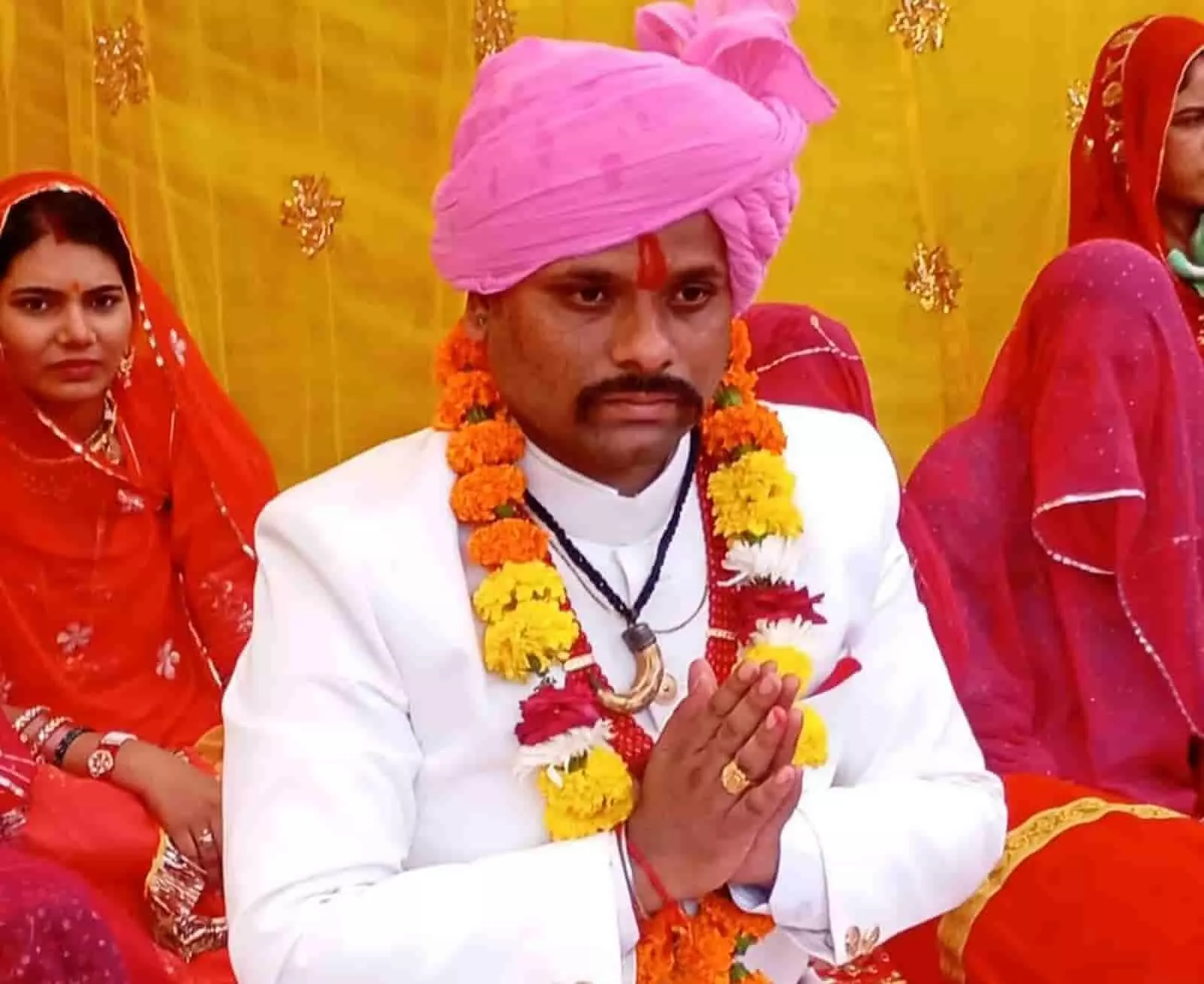 तस्वीर में जवास ठिकाने के राजतिलक समारोह के दौरान सफेद पोशाक और गुलाबी पगड़ी पहने राव ऋतु राज सिंह हाथ जोड़े बैठे दिखाई दे रहे हैं।