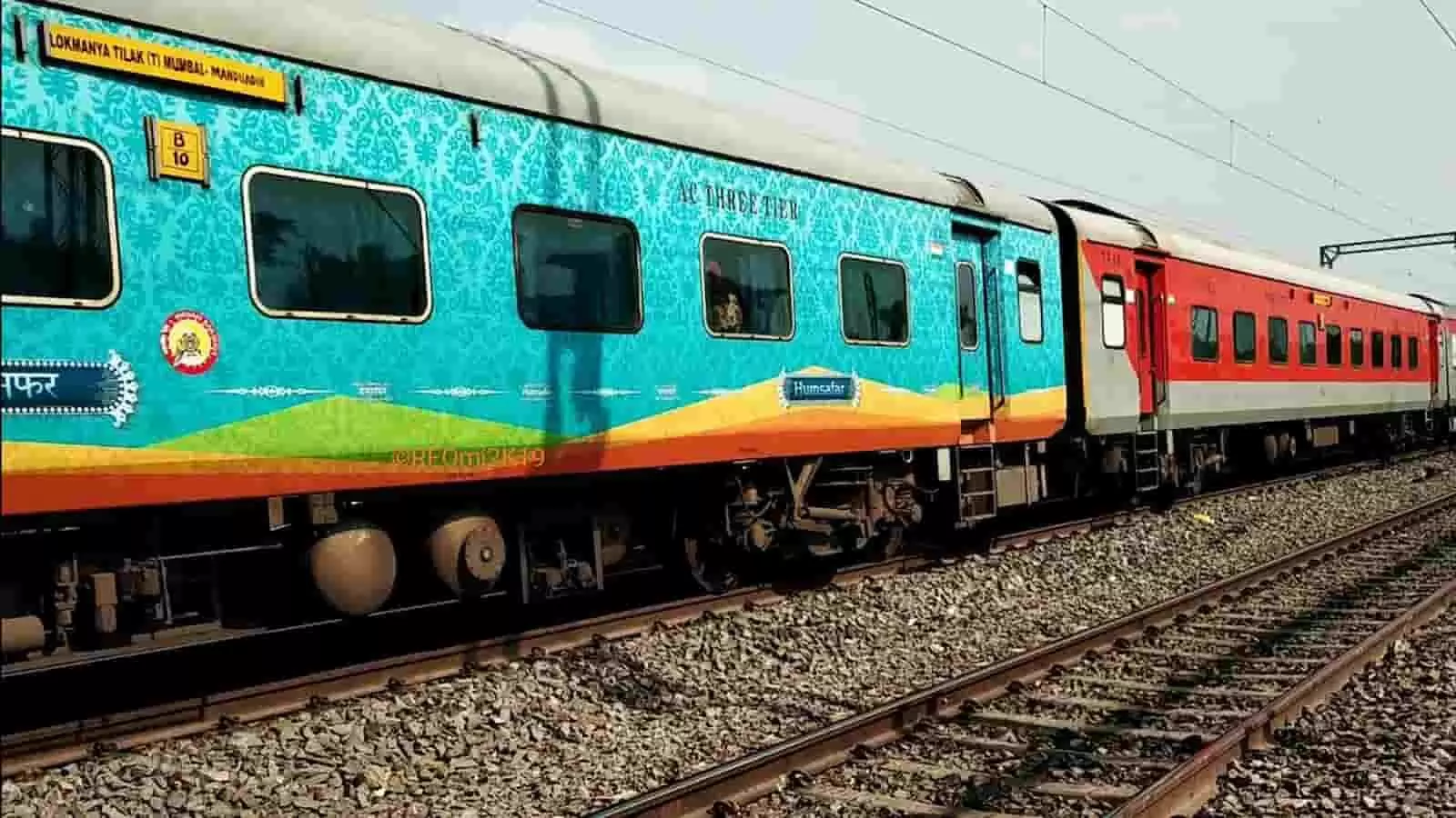 तस्वीर में पटरियों पर खड़ी भारतीय रेलवे की एक ट्रेन दिखाई दे रही है। तस्वीर में पटरियों पर खड़ी भारतीय रेलवे की एक ट्रेन दिखाई दे रही है।