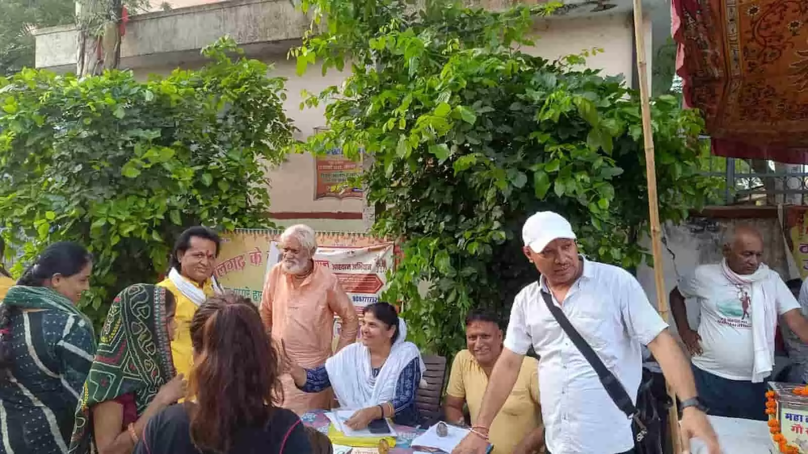 तस्वीर में सवाई माधोपुर में गौ सेवा समिति के हस्ताक्षर अभियान के दौरान लोग नजर आ रहे हैं। तस्वीर में सवाई माधोपुर में गौ सेवा समिति के हस्ताक्षर अभियान के दौरान लोग नजर आ रहे हैं।
