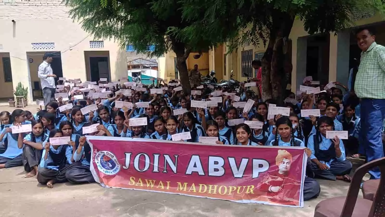 तस्वीर में विद्यार्थी स्कूल परिसर में एबीवीपी सदस्यता अभियान के तहत पर्चियां दिखाते हुए। तस्वीर में विद्यार्थी स्कूल परिसर में एबीवीपी सदस्यता अभियान के तहत पर्चियां दिखाते हुए।