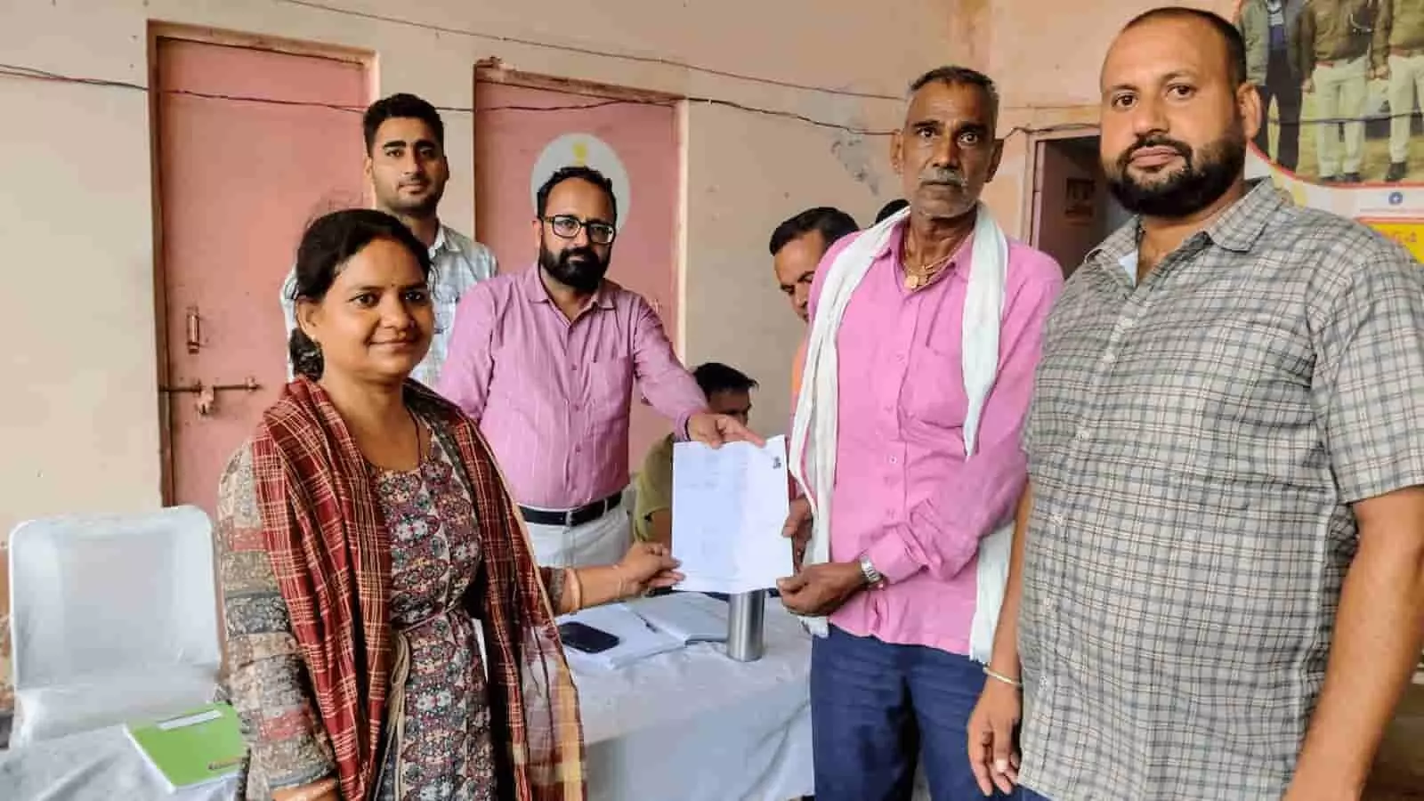 तस्वीर में सवाई माधोपुर के शिविर में बुजुर्ग राधेश्याम जागा को दस्तावेज सौंपते हुए अधिकारी नजर आ रहे हैं। तस्वीर में सवाई माधोपुर के शिविर में बुजुर्ग राधेश्याम जागा को दस्तावेज सौंपते हुए अधिकारी नजर आ रहे हैं।