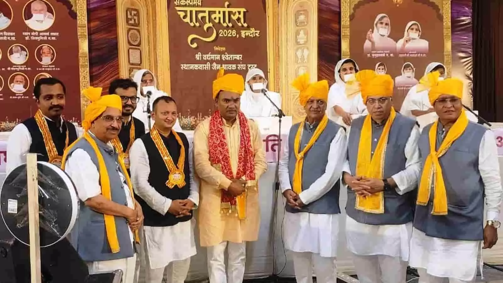 तस्वीर में विधायक चंद्रभान सिंह आक्या और अन्य अतिथि धार्मिक मंच पर पीले साफे पहने हुए खड़े हैं। तस्वीर में विधायक चंद्रभान सिंह आक्या और अन्य अतिथि धार्मिक मंच पर पीले साफे पहने हुए खड़े हैं।