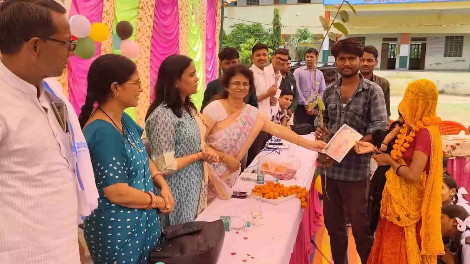 तस्वीर में डेकवा विद्यालय में अधिकारियों द्वारा नवजात बालिका के परिजनों को पौधा व ग्रीन कार्ड दिया जा रहा है। तस्वीर में डेकवा विद्यालय में अधिकारियों द्वारा नवजात बालिका के परिजनों को पौधा व ग्रीन कार्ड दिया जा रहा है।