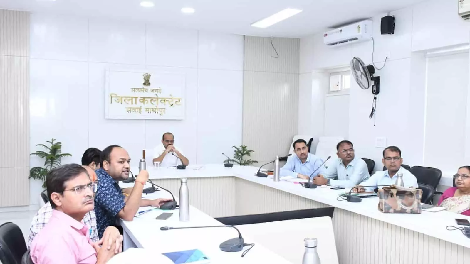 तस्वीर में सवाई माधोपुर कलक्ट्रेट सभागार में बैठक के दौरान बैठे हुए जिला कलक्टर और अधिकारी दिख रहे हैं। तस्वीर में सवाई माधोपुर कलक्ट्रेट सभागार में बैठक के दौरान बैठे हुए जिला कलक्टर और अधिकारी दिख रहे हैं।