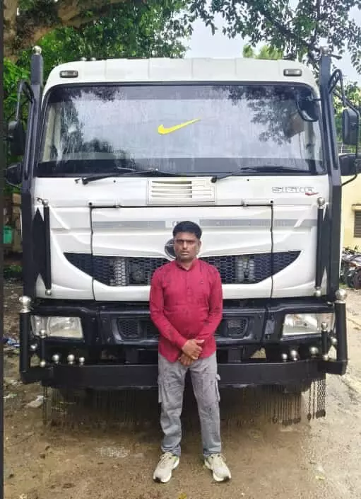 बरामद डम्फर के पास पुलिसकर्मी खड़े हैं धार में कार्रवाई स्थल पर बरामद डम्फर के पास पुलिसकर्मी खड़े हैं धार में कार्रवाई स्थल पर