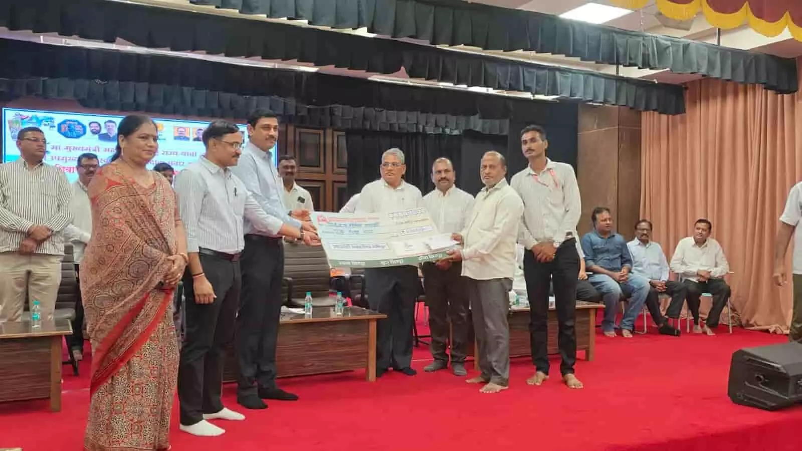 तस्वीर में राजगोपाल भंडारी हॉल के मंच पर जनप्रतिनिधि, अधिकारी और व्हीलचेयर पर बैठी एक बच्ची दिख रही है। तस्वीर में राजगोपाल भंडारी हॉल के मंच पर जनप्रतिनिधि, अधिकारी और व्हीलचेयर पर बैठी एक बच्ची दिख रही है।