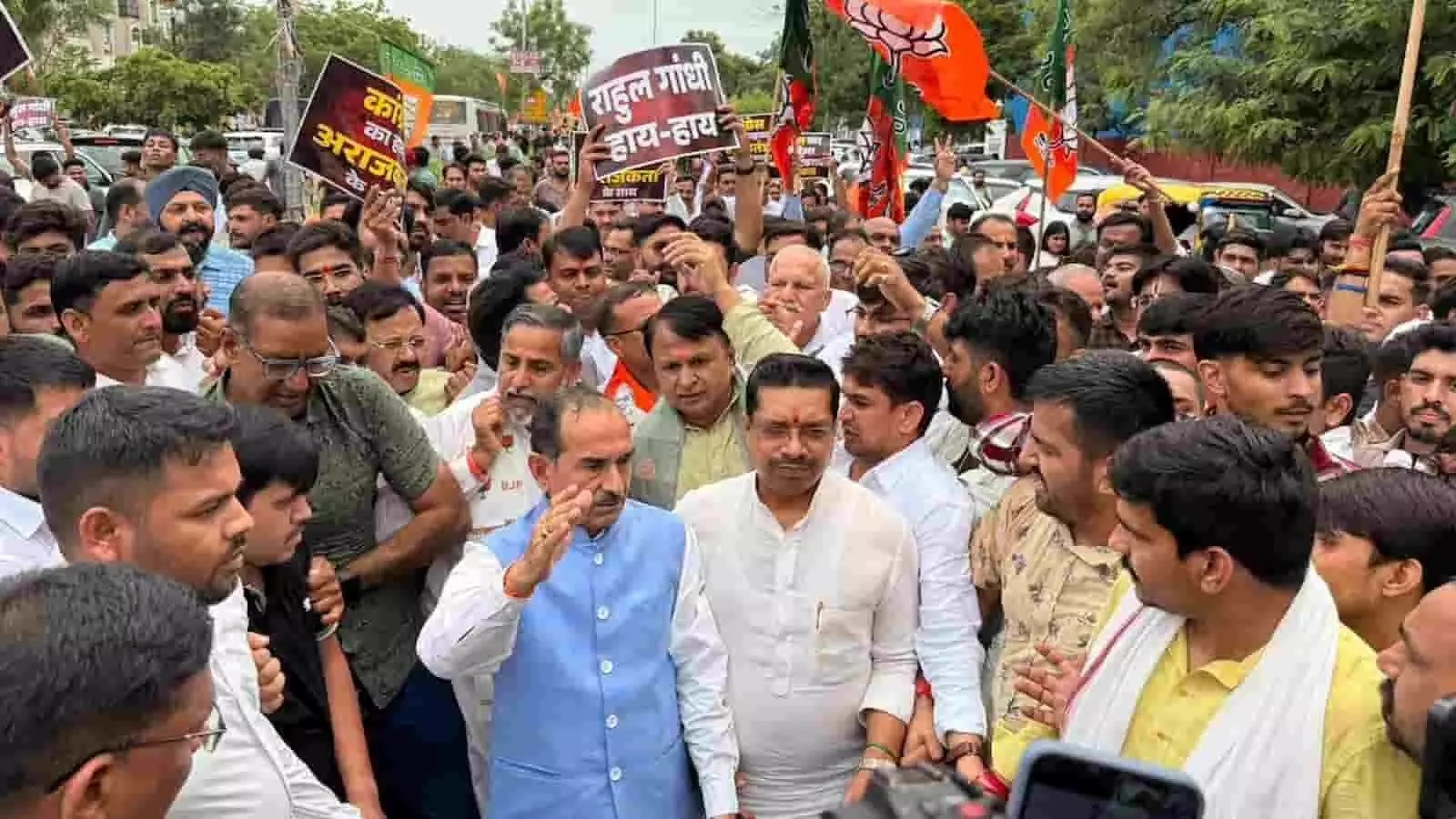 जयपुर में भाजपा कार्यकर्ताओं द्वारा हाथों में झंडे और तख्तियां लेकर किया जा रहा विरोध प्रदर्शन।