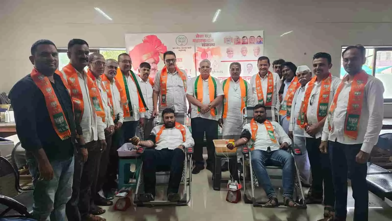 तस्वीर में शिरपुर स्थित अस्पताल में आयोजित रक्तदान शिविर में मौजूद बीजेपी पदाधिकारी और कार्यकर्ता। तस्वीर में शिरपुर स्थित अस्पताल में आयोजित रक्तदान शिविर में मौजूद बीजेपी पदाधिकारी और कार्यकर्ता।