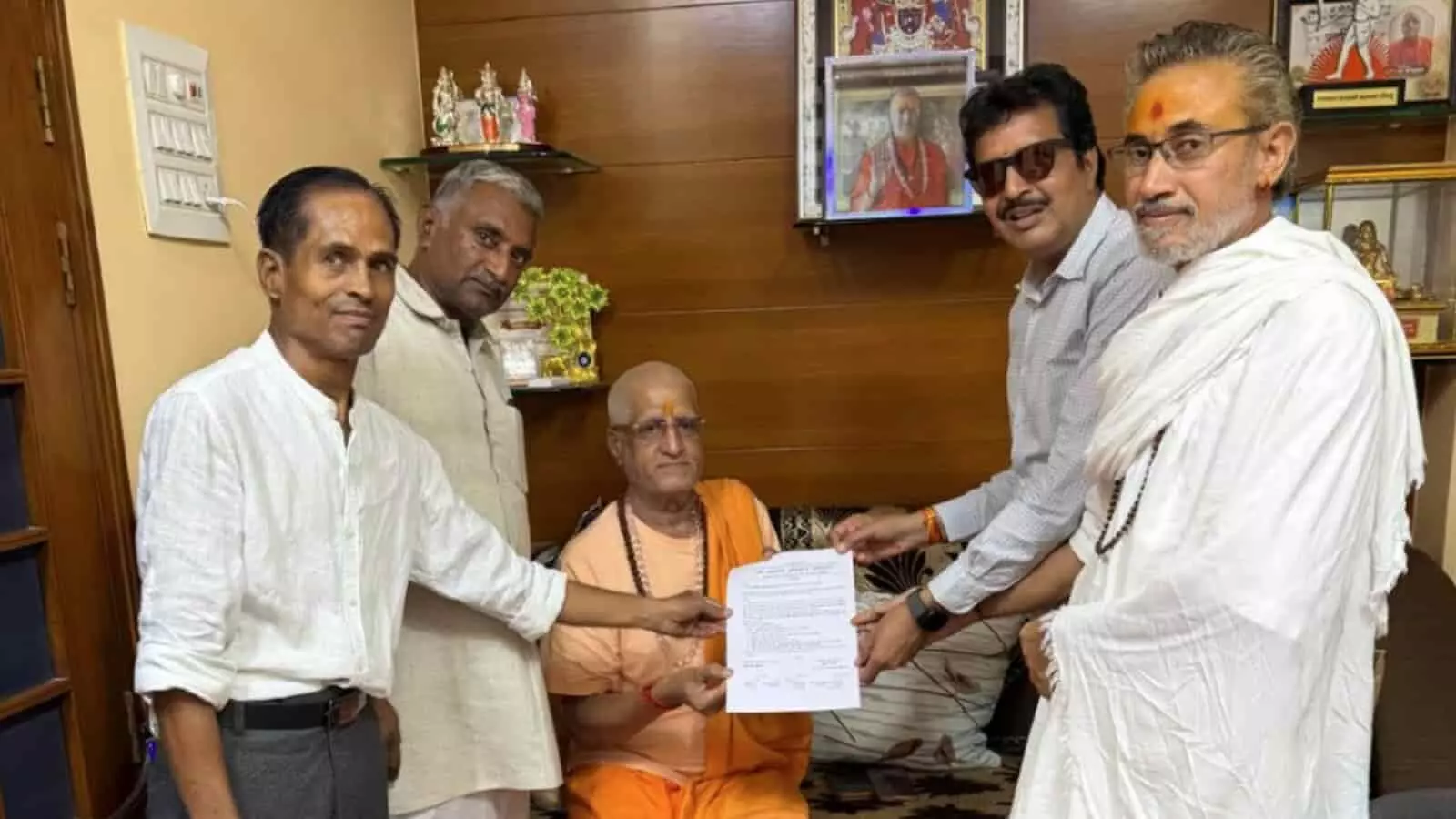 संतों के साथ प्रतिनिधि बैठक करते हुए भीलवाड़ा में अभियान संदर्भ में