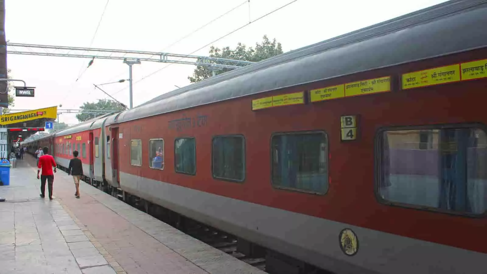 तस्वीर में श्रीगंगानगर स्टेशन के प्लेटफॉर्म पर खड़ी ट्रेन और यात्री दिखाई दे रहे हैं। तस्वीर में श्रीगंगानगर स्टेशन के प्लेटफॉर्म पर खड़ी ट्रेन और यात्री दिखाई दे रहे हैं।