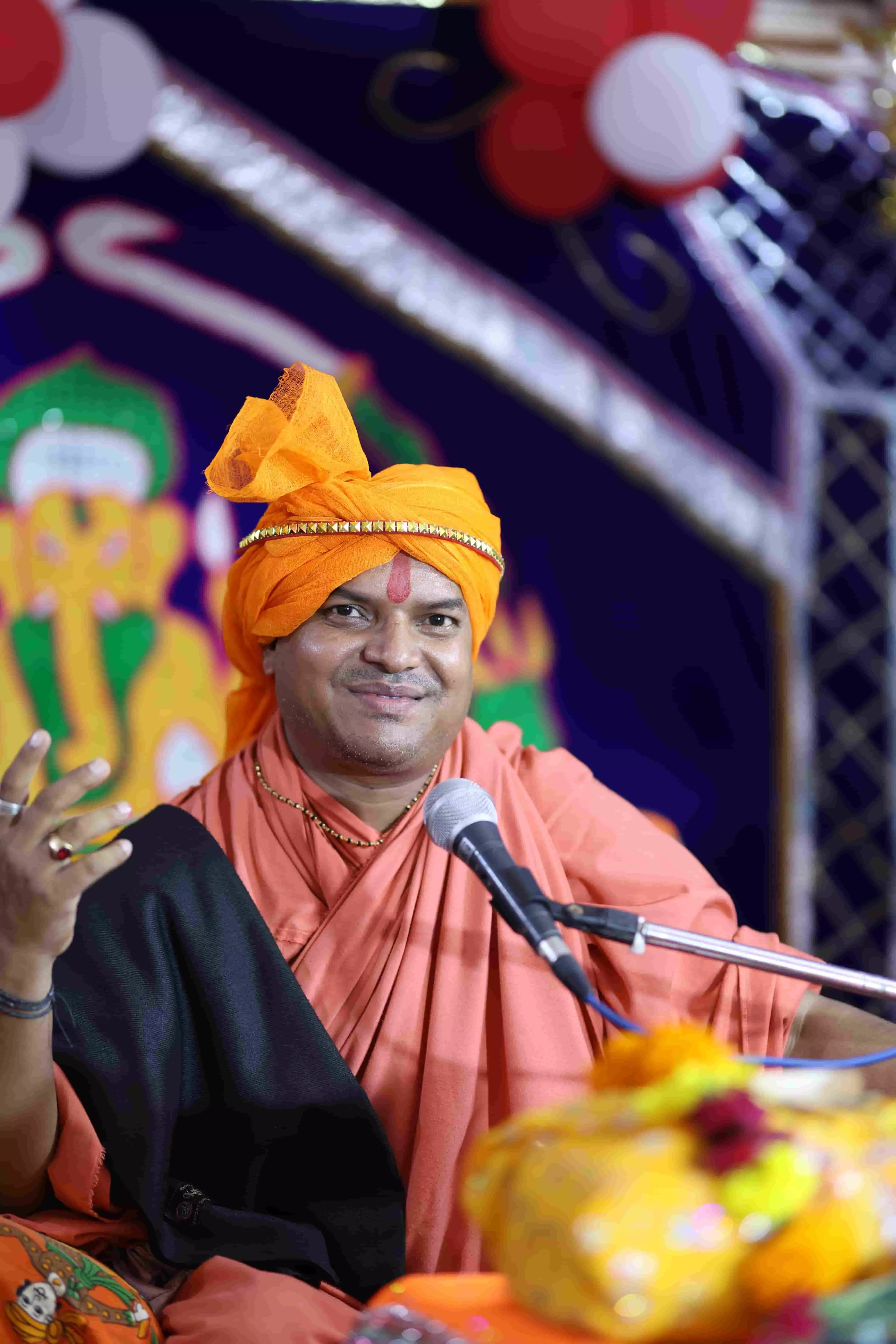 तस्वीर में संत मनसुख राम जी महाराज नाथद्वारा में उपस्थित हैं।