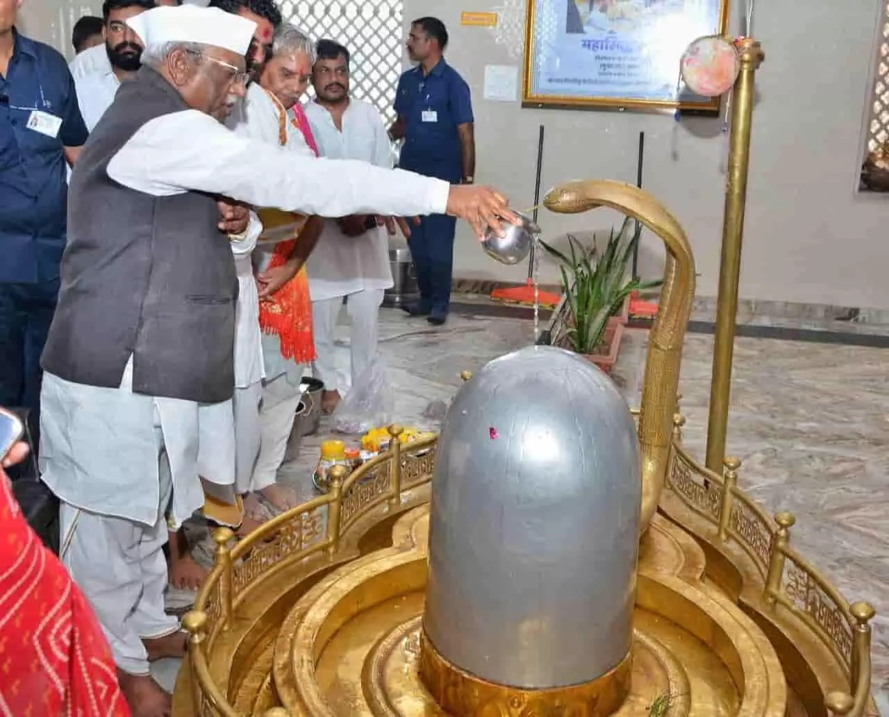 तस्वीर में राज्यपाल हरिभाऊ बागडे जयपुर के मंदिर में शिवलिंग पर जल चढ़ा रहे हैं।