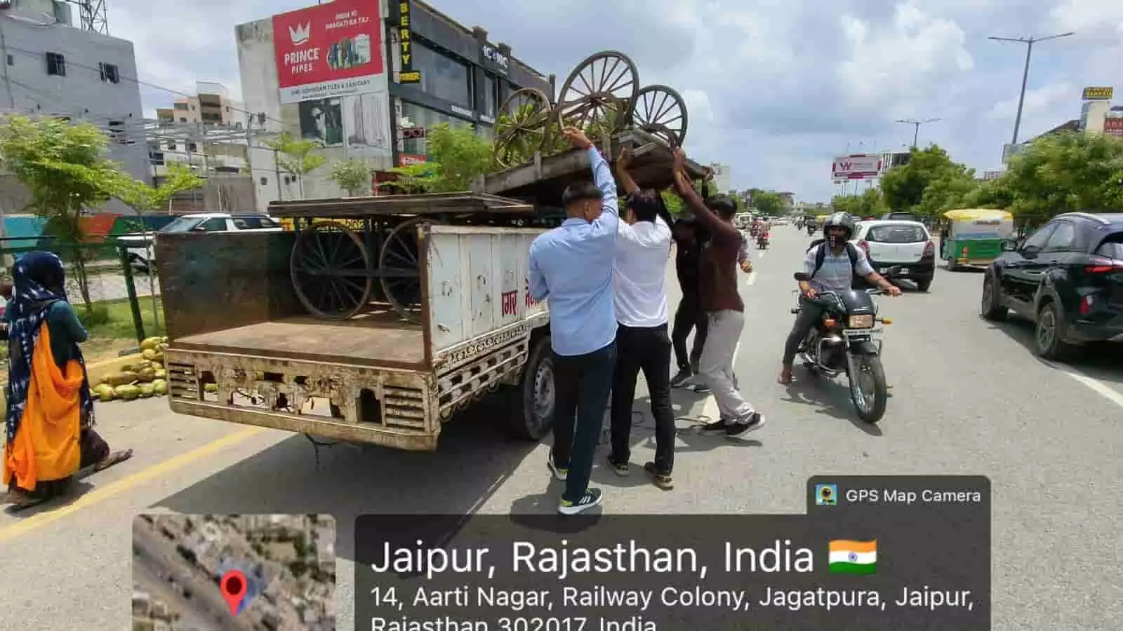 तस्वीर में नगर निगम कर्मी जगतपुरा जयपुर में सड़क पर अस्थाई अतिक्रमण हटाते दिख रहे हैं।