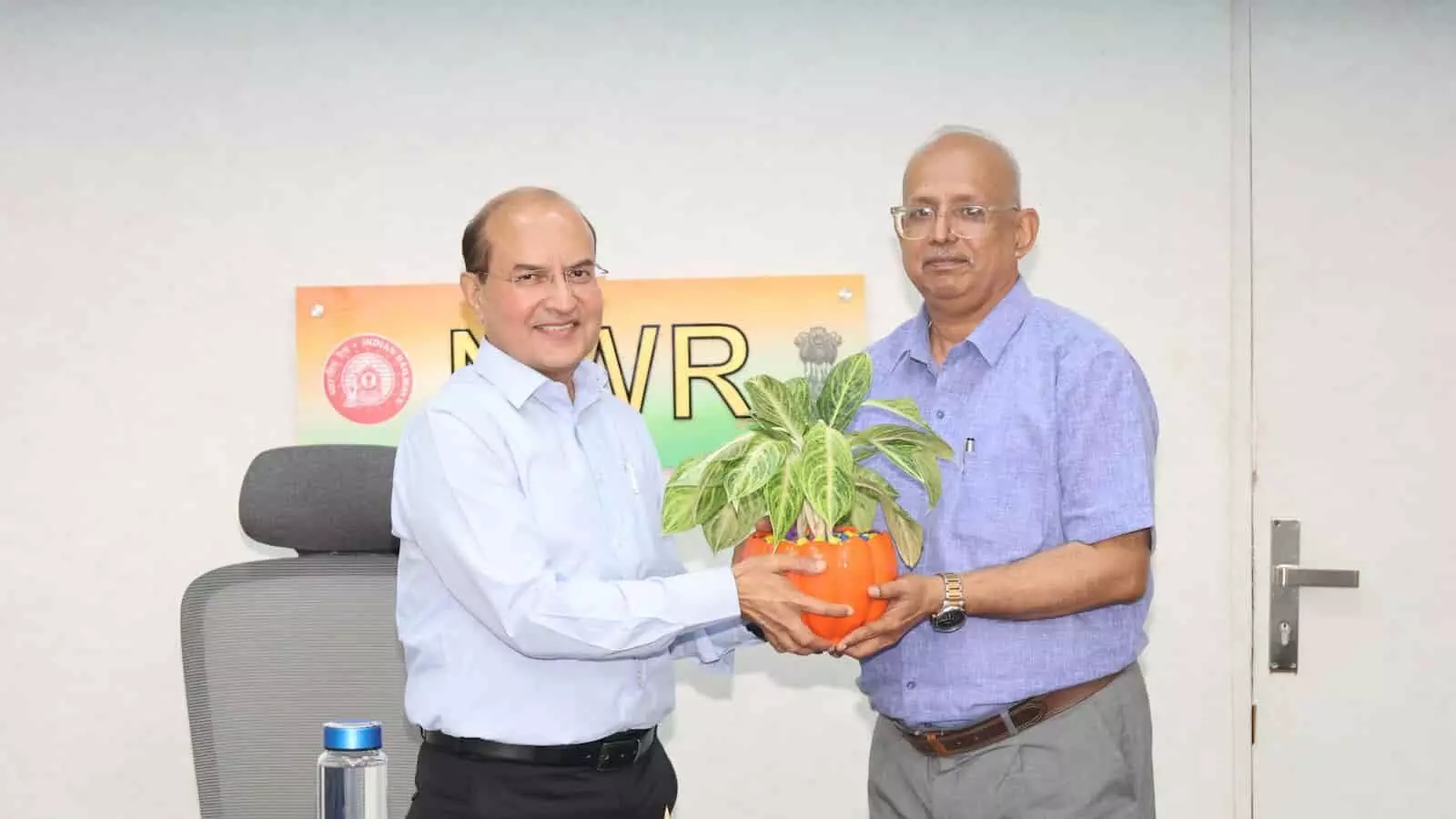 तस्वीर में उत्तर पश्चिम रेलवे के महाप्रबंधक और डॉ. के. कृष्ण कुमार कार्यालय में पौधा भेंट करते दिख रहे हैं। तस्वीर में उत्तर पश्चिम रेलवे के महाप्रबंधक और डॉ. के. कृष्ण कुमार कार्यालय में पौधा भेंट करते दिख रहे हैं।