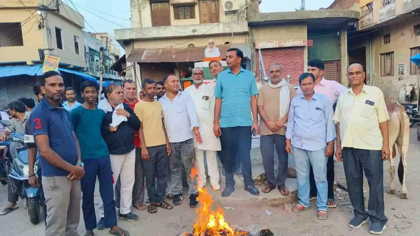बयाना में नीट पेपर लीक के विरोध में पुतला जलाते कांग्रेस कार्यकर्ता। बयाना में नीट पेपर लीक के विरोध में पुतला जलाते कांग्रेस कार्यकर्ता।