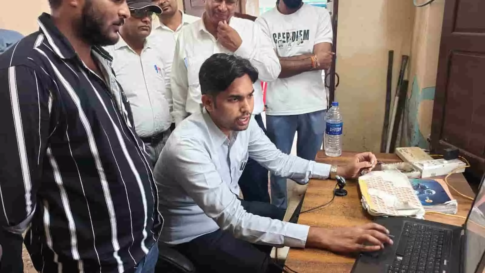 बेगूं में अन्नपूर्णा रसोई के निरीक्षण के दौरान लैपटॉप पर जांच करते हुए अधिकारी।