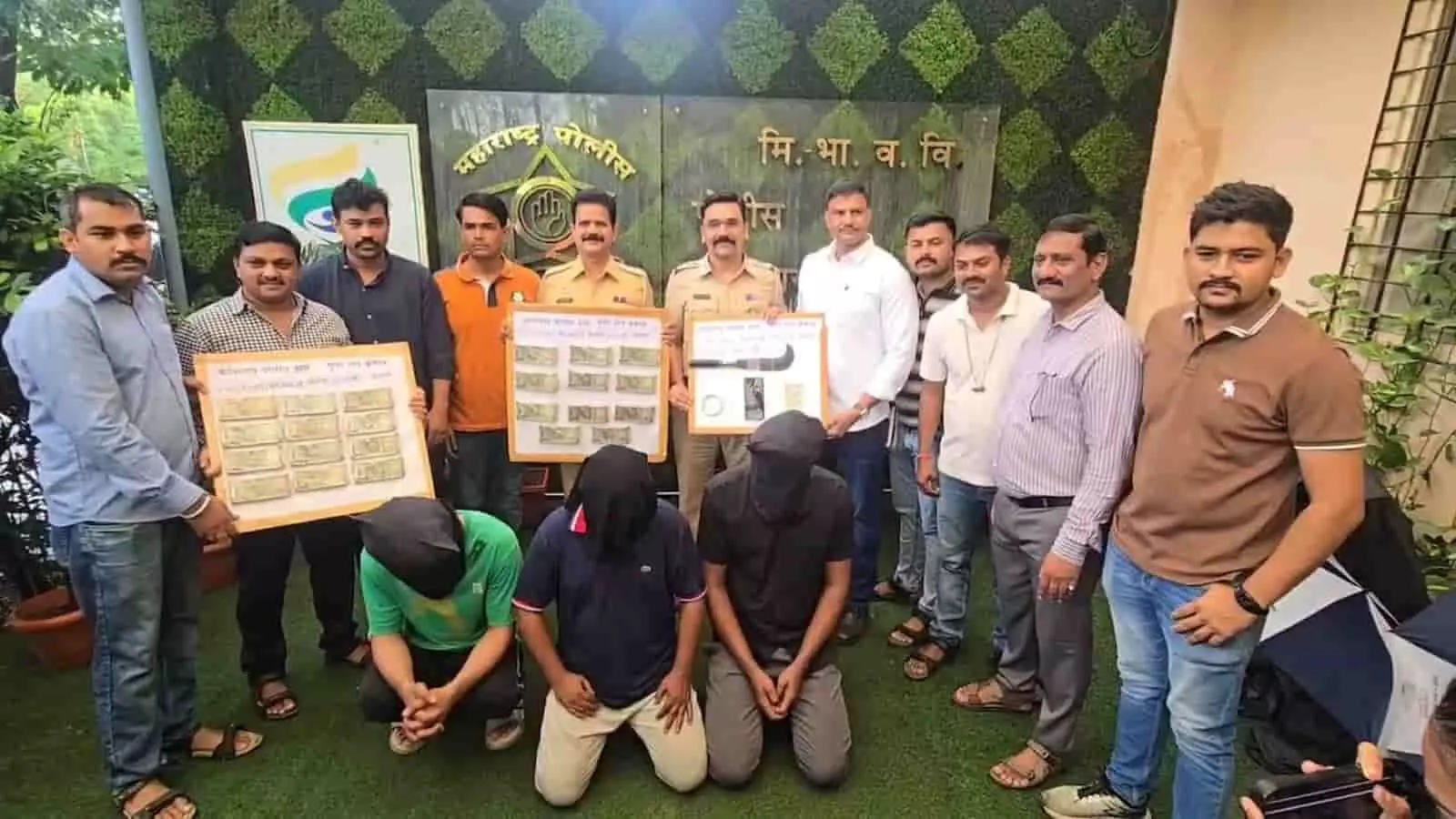 तस्वीर में काशीगांव पुलिस स्टेशन में तीन गिरफ्तार आरोपियों के साथ पुलिसकर्मी खड़े दिखाई दे रहे हैं। तस्वीर में काशीगांव पुलिस स्टेशन में तीन गिरफ्तार आरोपियों के साथ पुलिसकर्मी खड़े दिखाई दे रहे हैं।