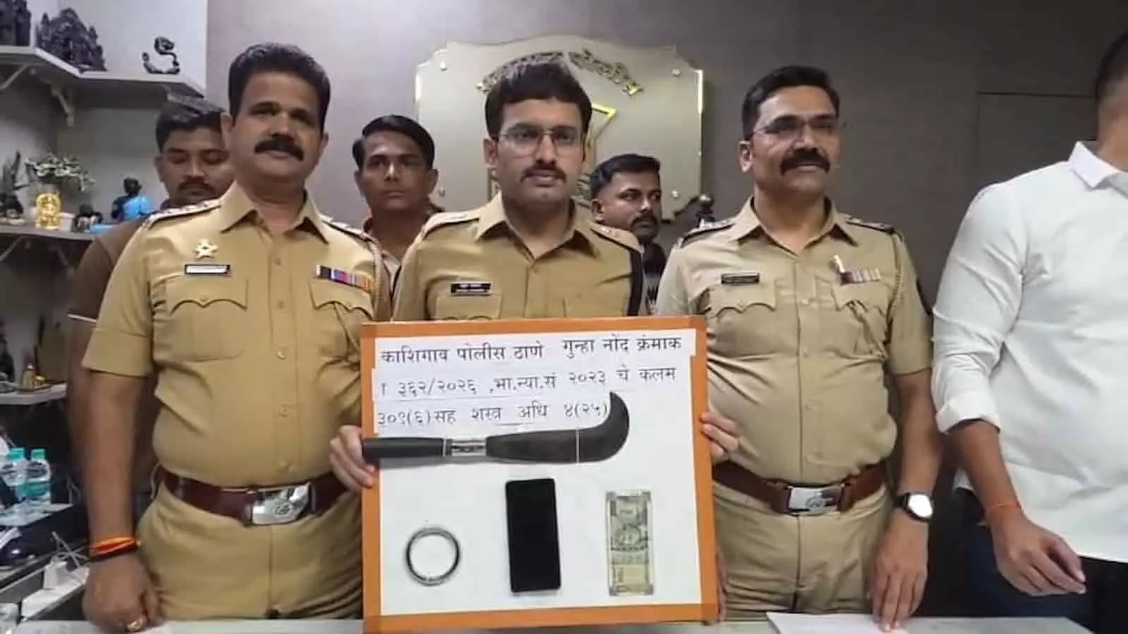 पुलिस टीम के साथ व्यक्ति मीरारोड में जांच कार्रवाई के संदर्भ में दिख रहा है। पुलिस टीम के साथ व्यक्ति मीरारोड में जांच कार्रवाई के संदर्भ में दिख रहा है।
