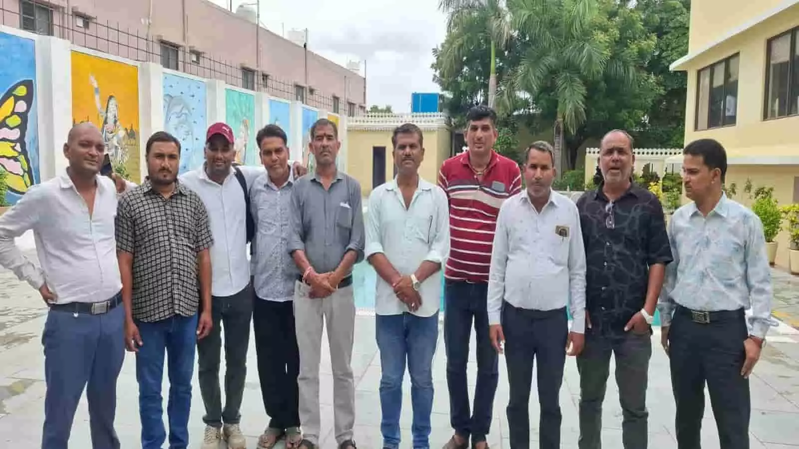 तस्वीर में मावली के पद्मिनी रिसोर्ट परिसर में खड़े हुए पत्रकार दिखाई दे रहे हैं।