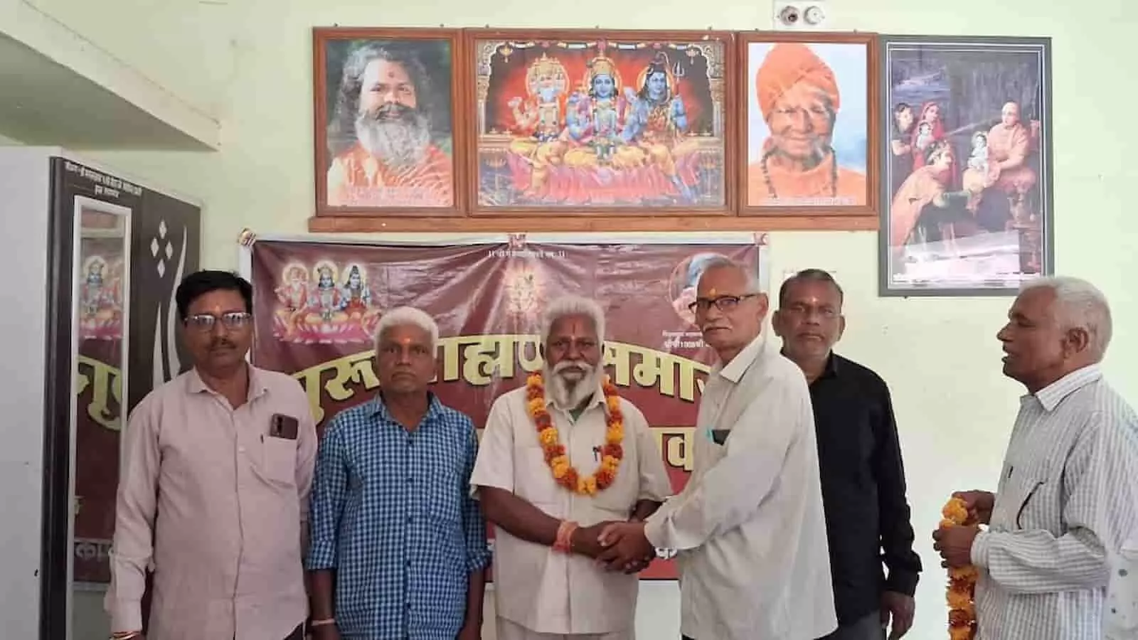 तस्वीर में दिख रही सिरोही के गर्ग ब्राह्मण समाज भवन में बैठक के दौरान खड़े सदस्य।