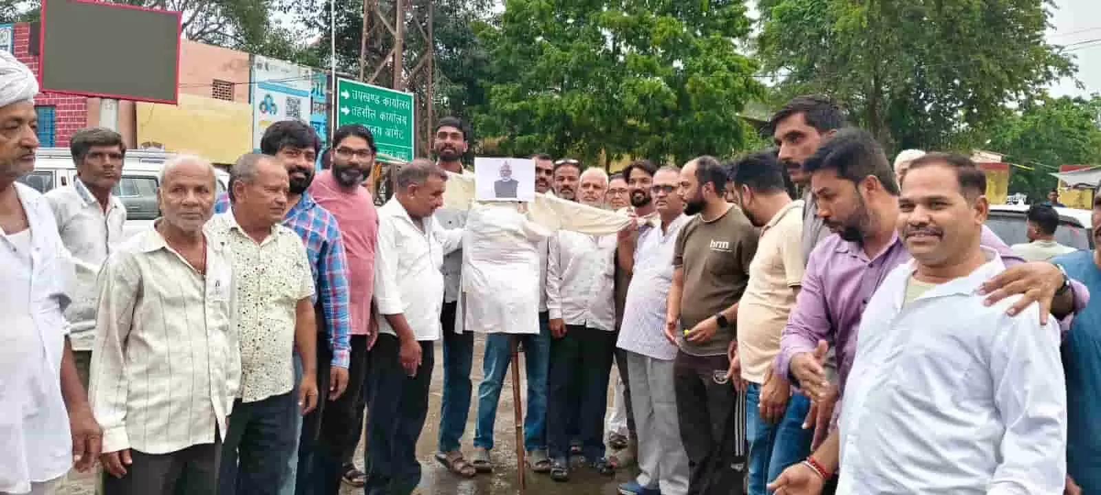 तस्वीर में आमेट में बस स्टैंड पर पुतला लेकर प्रदर्शन करते कांग्रेस कार्यकर्ता।