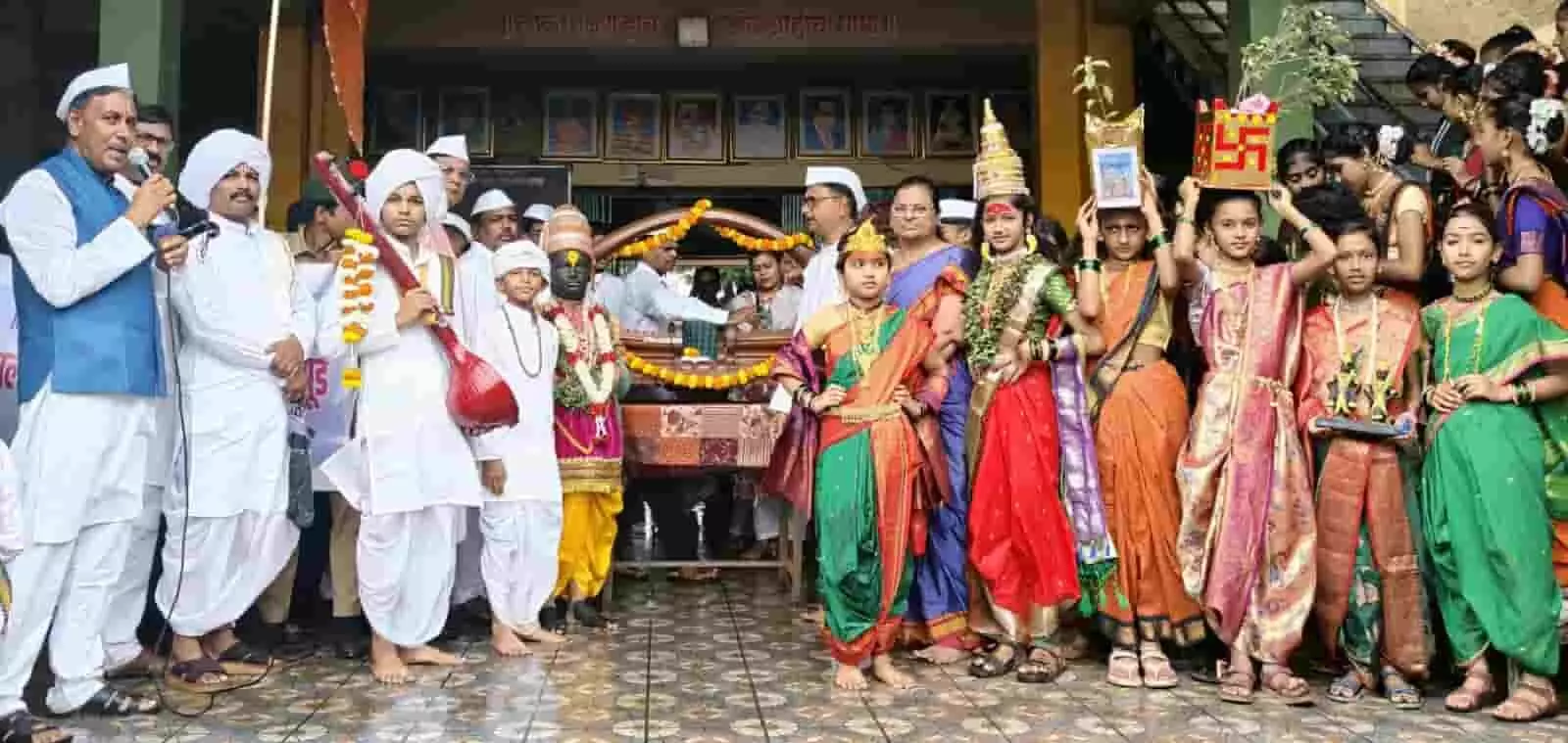 मुरगूड में आषाढ़ी एकादशी दिंडी सोहला में पारंपरिक पोशाक और सामाजिक संदेशों के फलक लिए विद्यार्थी।