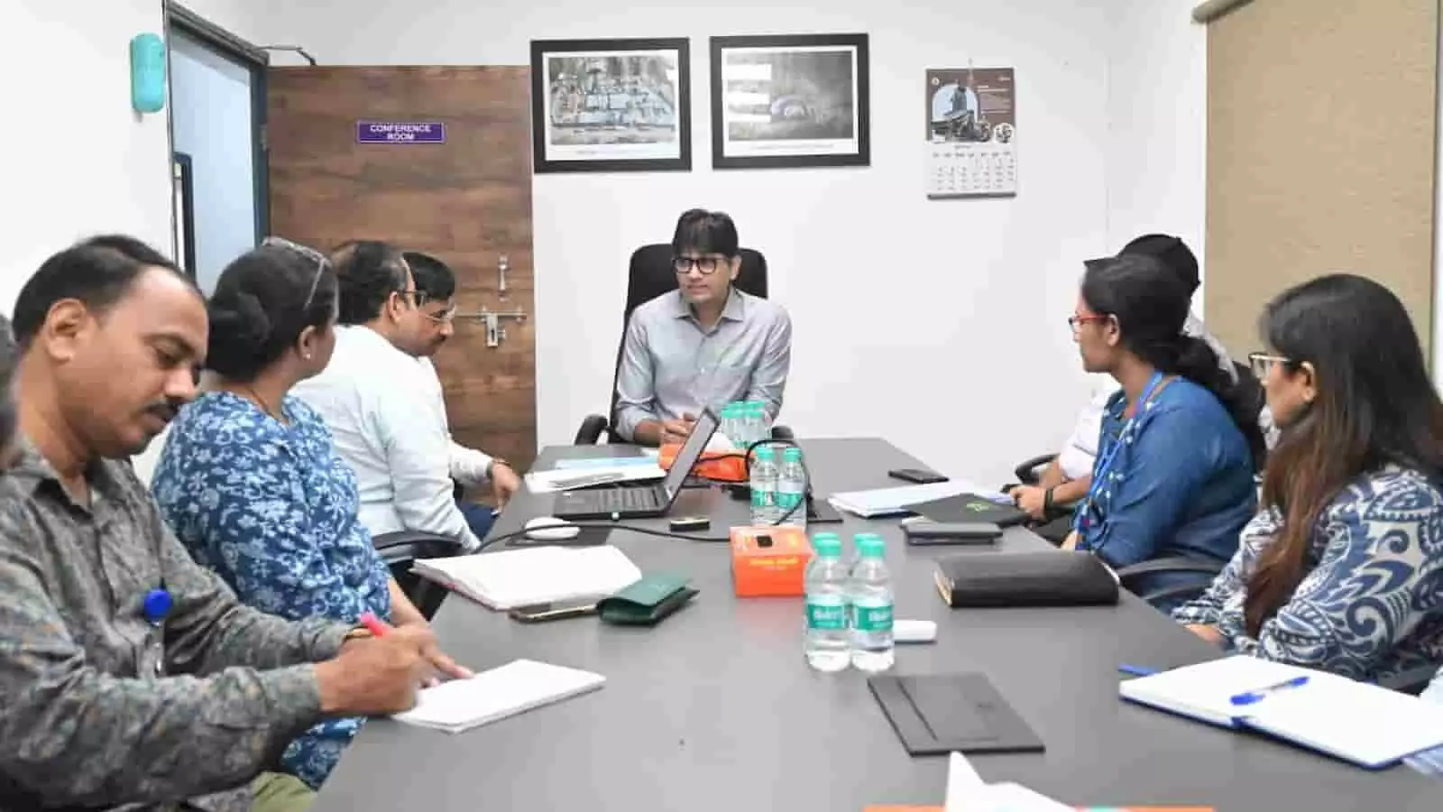 तस्वीर में अधिकारी बैठक के दौरान परियोजना की समीक्षा करते हुए कार्यालय में दिखाई दे रहे हैं। तस्वीर में अधिकारी बैठक के दौरान परियोजना की समीक्षा करते हुए कार्यालय में दिखाई दे रहे हैं।