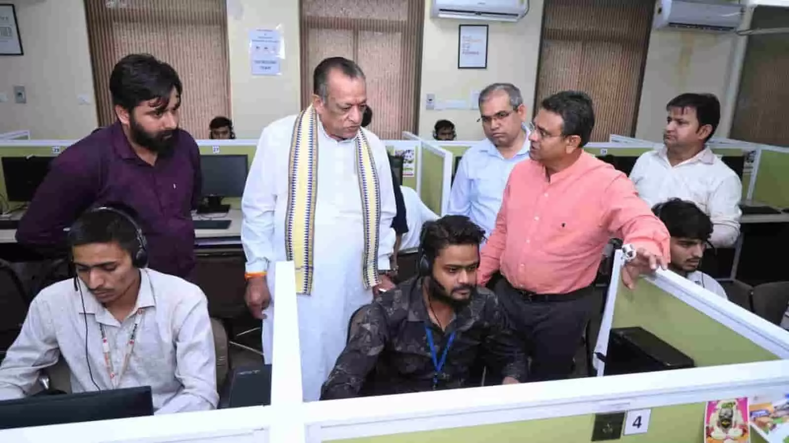 तस्वीर में कैबिनेट मंत्री जोराराम कुमावत अधिकारियों और कर्मचारियों के साथ जयपुर के एमवीयू कॉल सेंटर में निरीक्षण करते दिख रहे हैं। तस्वीर में कैबिनेट मंत्री जोराराम कुमावत अधिकारियों और कर्मचारियों के साथ जयपुर के एमवीयू कॉल सेंटर में निरीक्षण करते दिख रहे हैं।