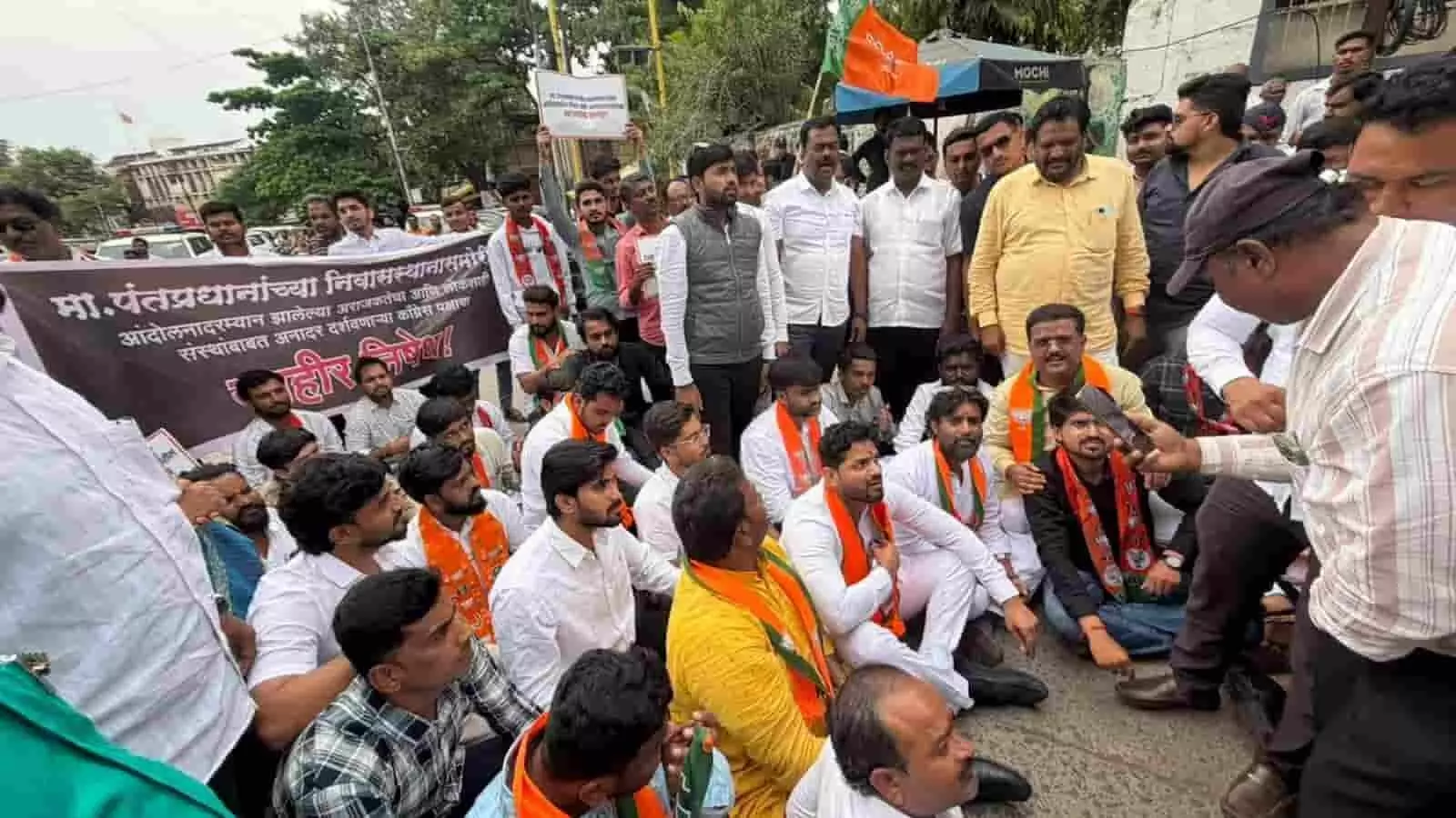 तस्वीर में सड़क पर बैठे भाजपा कार्यकर्ता बैनर और झंडे के साथ दिखाई दे रहे हैं। तस्वीर में सड़क पर बैठे भाजपा कार्यकर्ता बैनर और झंडे के साथ दिखाई दे रहे हैं।