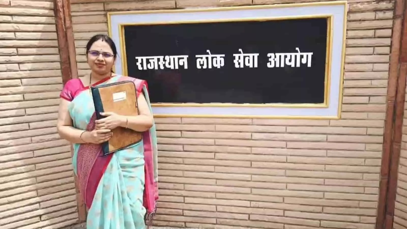 तस्वीर में डॉ. विनीता पालीवाल राजस्थान लोक सेवा आयोग के साइनबोर्ड के सामने खड़ी हैं। तस्वीर में डॉ. विनीता पालीवाल राजस्थान लोक सेवा आयोग के साइनबोर्ड के सामने खड़ी हैं।