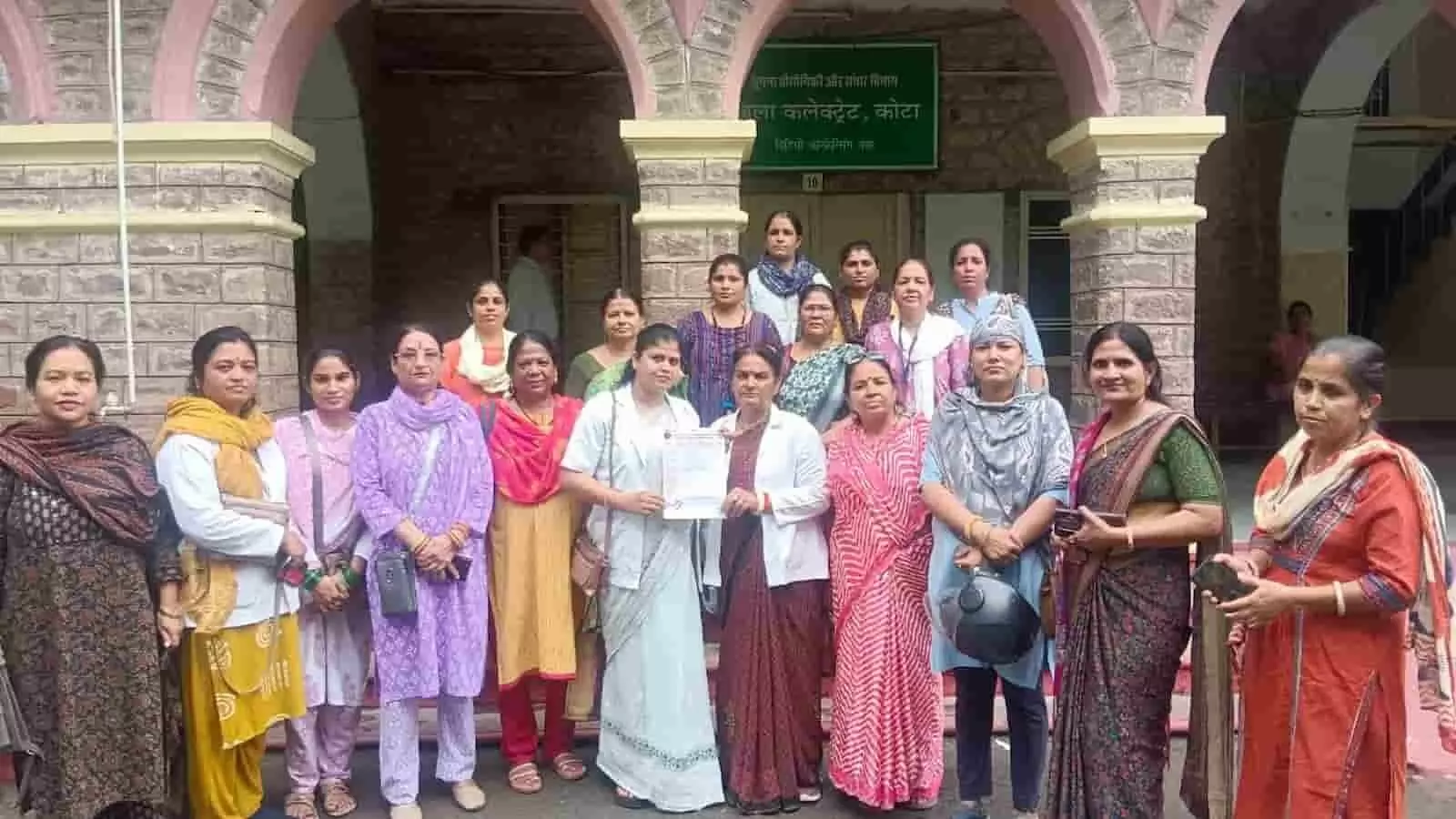 तस्वीर में एएनएम संघ की सदस्याएं जिला कलेक्टर कार्यालय कोटा के बाहर ज्ञापन के साथ खड़ी हैं। तस्वीर में एएनएम संघ की सदस्याएं जिला कलेक्टर कार्यालय कोटा के बाहर ज्ञापन के साथ खड़ी हैं।