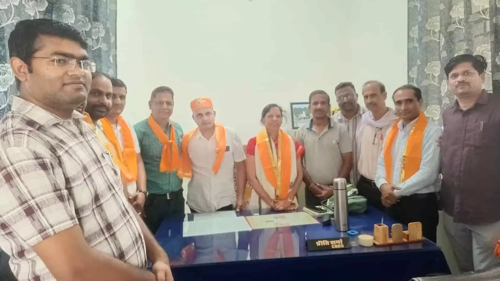 तस्वीर में कार्यालय के भीतर नवपदस्थ शिक्षा अधिकारियों का स्वागत करते हुए शिक्षक नजर आ रहे हैं। तस्वीर में कार्यालय के भीतर नवपदस्थ शिक्षा अधिकारियों का स्वागत करते हुए शिक्षक नजर आ रहे हैं।