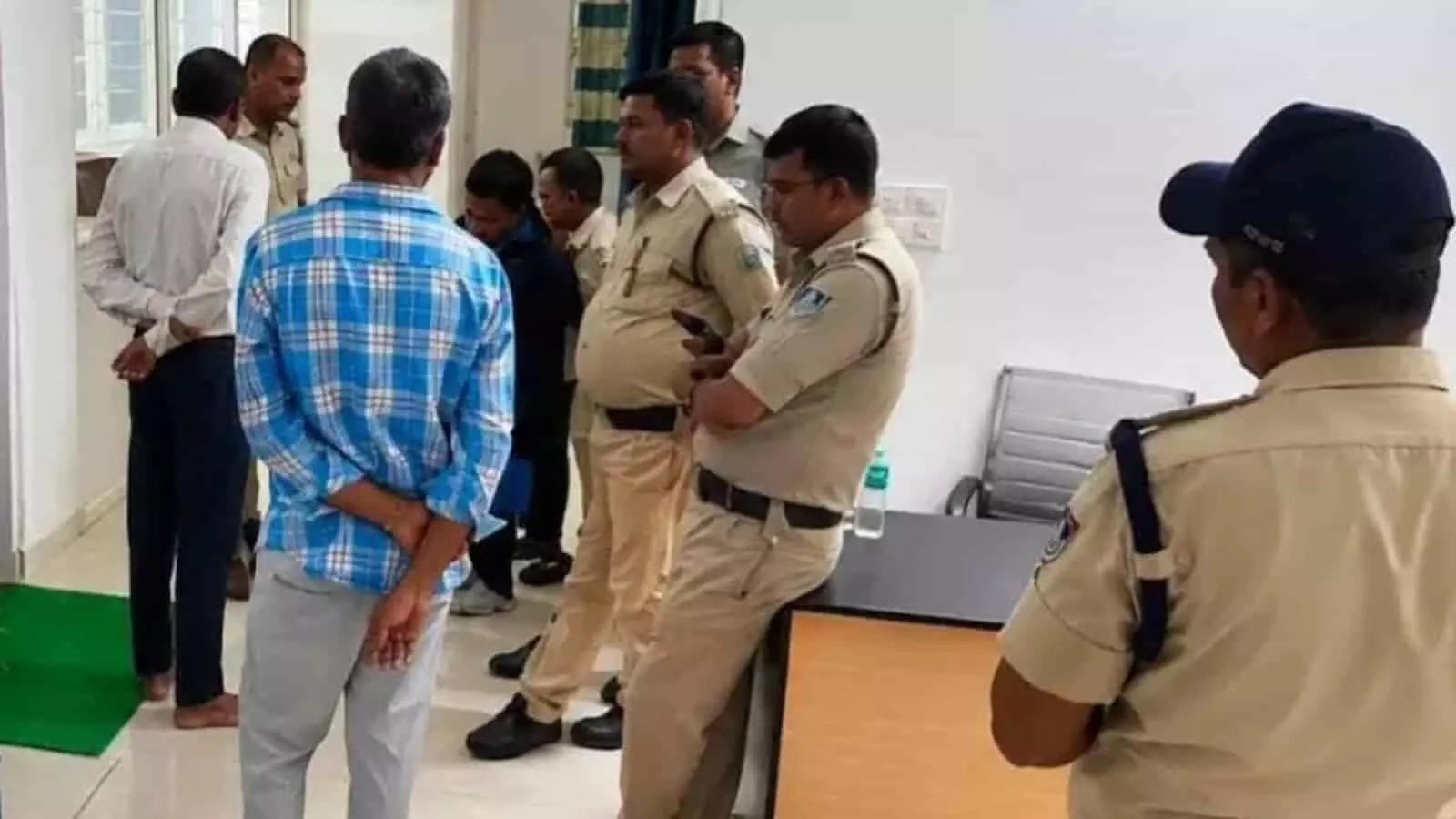 कटनी के बरही थाना परिसर का दृश्य जहां पुलिस जांच कर रही है। कटनी के बरही थाना परिसर का दृश्य जहां पुलिस जांच कर रही है।