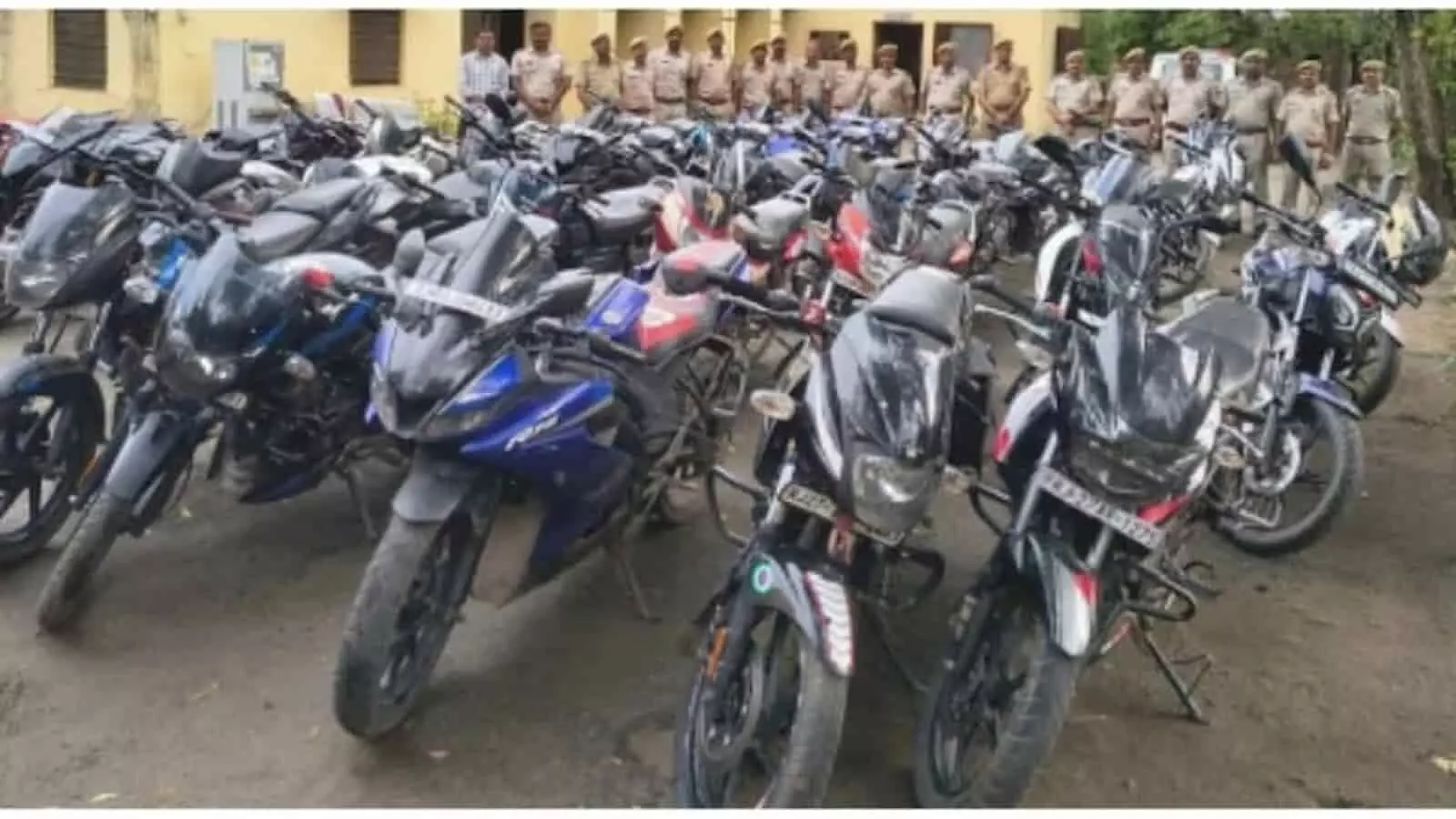 तस्वीर में जब्त की गई पावर बाइक्स के पीछे खड़ी पुलिस टीम नजर आ रही है। तस्वीर में जब्त की गई पावर बाइक्स के पीछे खड़ी पुलिस टीम नजर आ रही है।