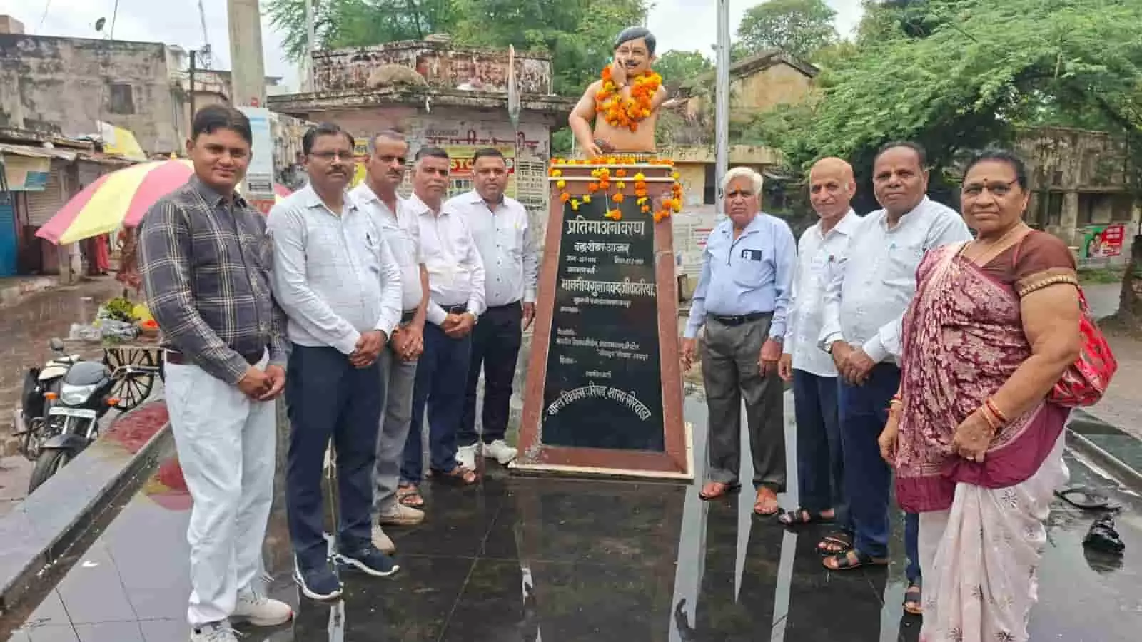 तस्वीर में खेरवाड़ा के आजाद चौक पर चंद्रशेखर आजाद की प्रतिमा के पास खड़े भारत विकास परिषद के सदस्य। तस्वीर में खेरवाड़ा के आजाद चौक पर चंद्रशेखर आजाद की प्रतिमा के पास खड़े भारत विकास परिषद के सदस्य।