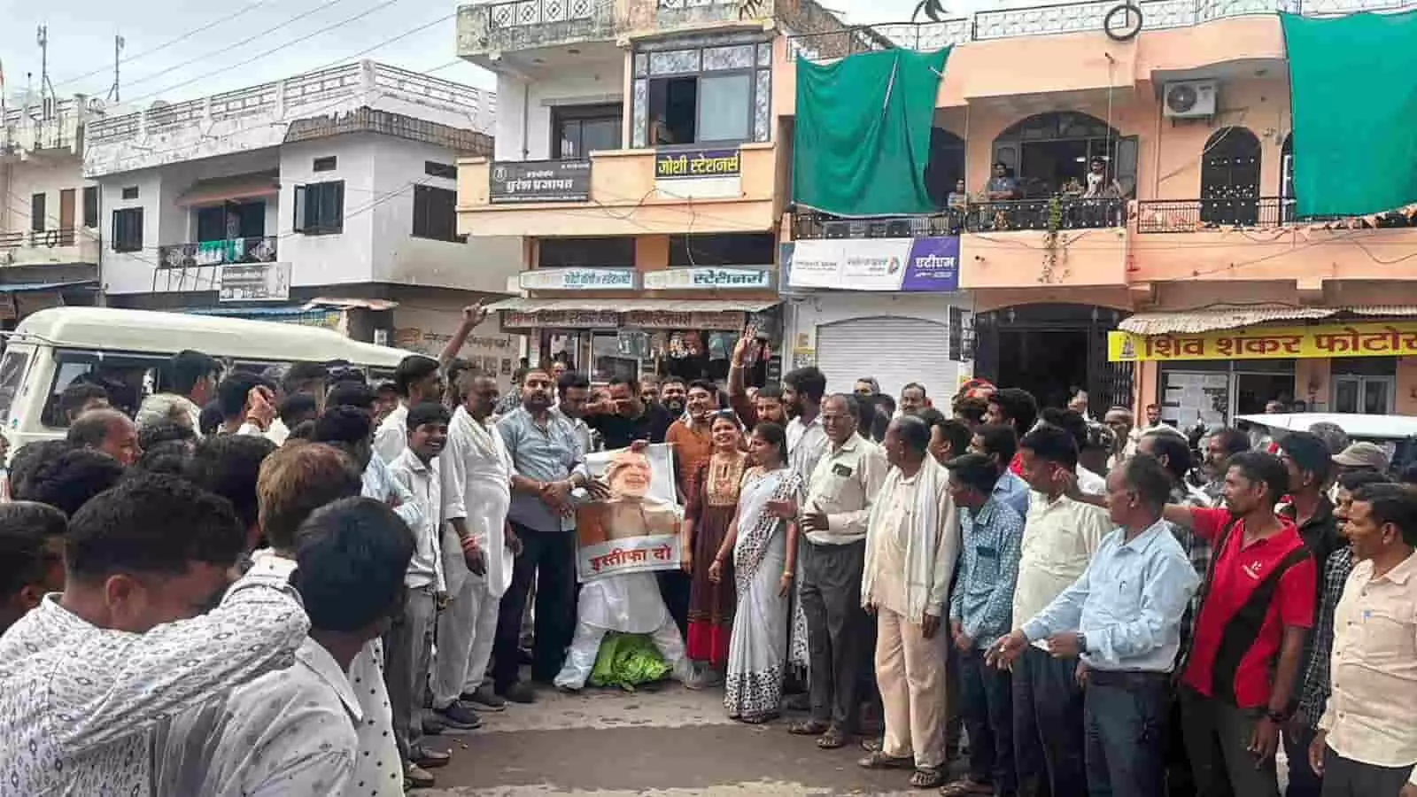 तस्वीर में झाड़ोल में कांग्रेस कार्यकर्ताओं द्वारा उपखंड कार्यालय के बाहर किया जा रहा प्रदर्शन दिख रहा है। तस्वीर में झाड़ोल में कांग्रेस कार्यकर्ताओं द्वारा उपखंड कार्यालय के बाहर किया जा रहा प्रदर्शन दिख रहा है।