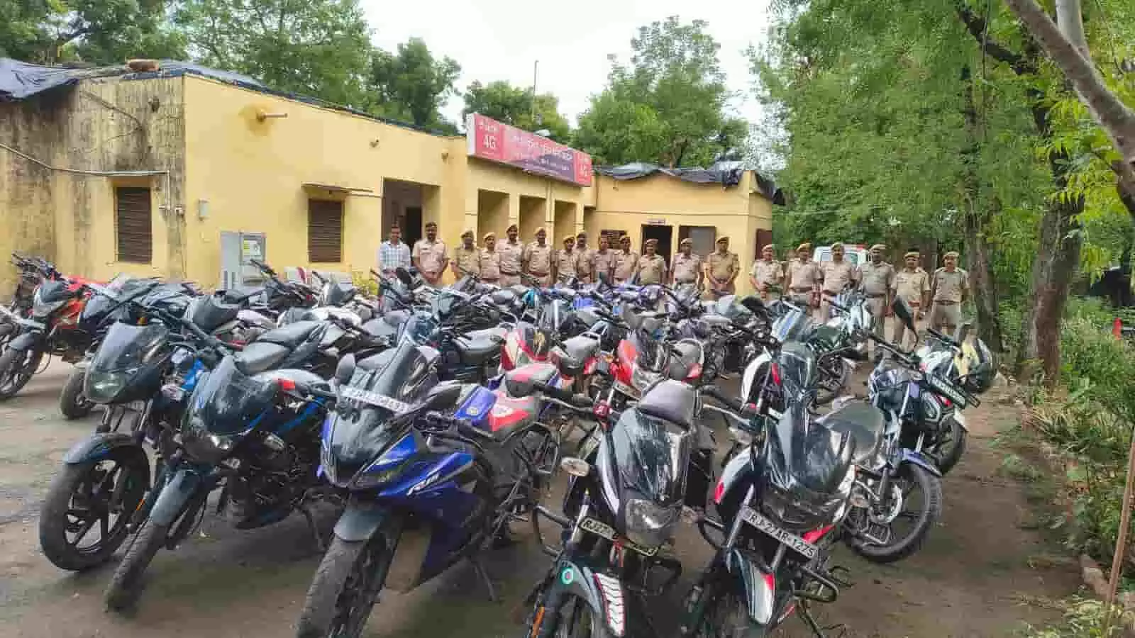 स्टंटबाजी पर झाड़ोल सर्कल पुलिस का बड़ा एक्शन, संयुक्त अभियान में 50 पावर बाइक जब्त